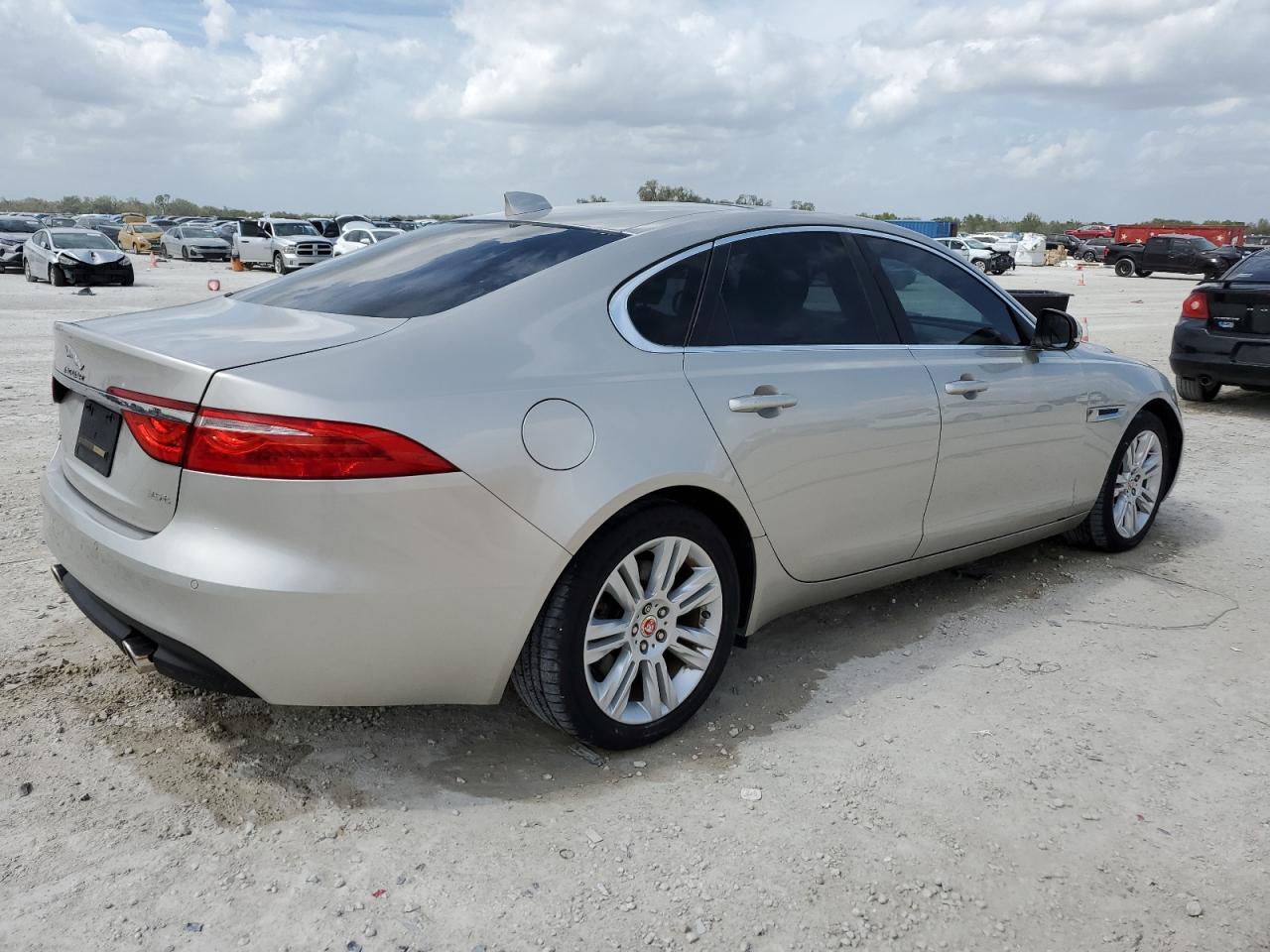 2017 Jaguar XF - Image 3