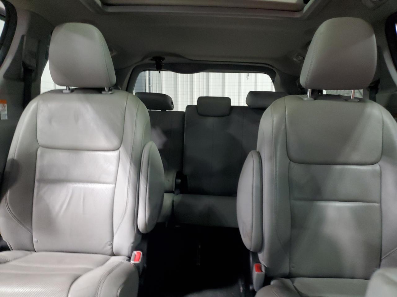 2015 Toyota Sienna - Image 10