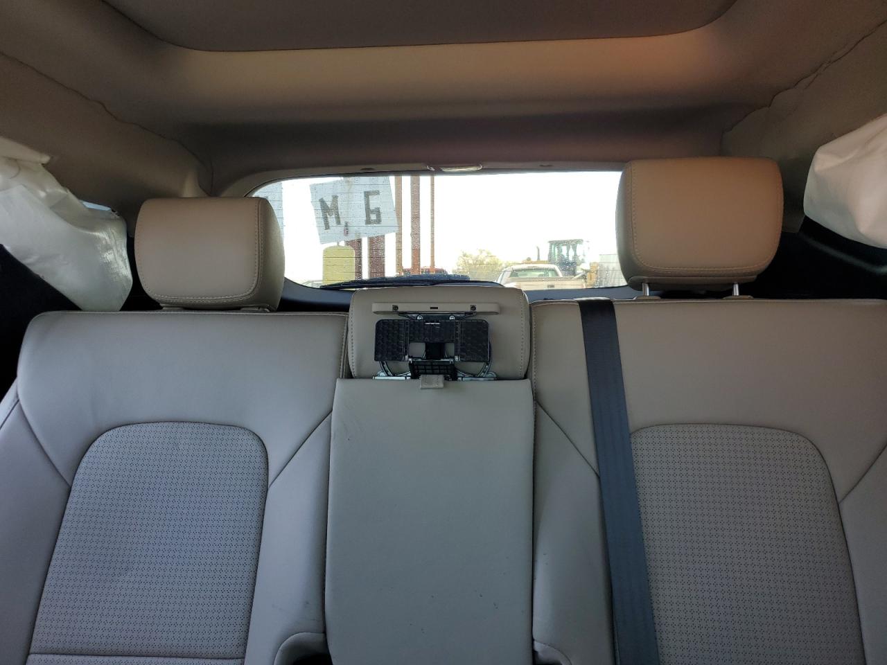 2015 Hyundai Santa Fe - Image 10