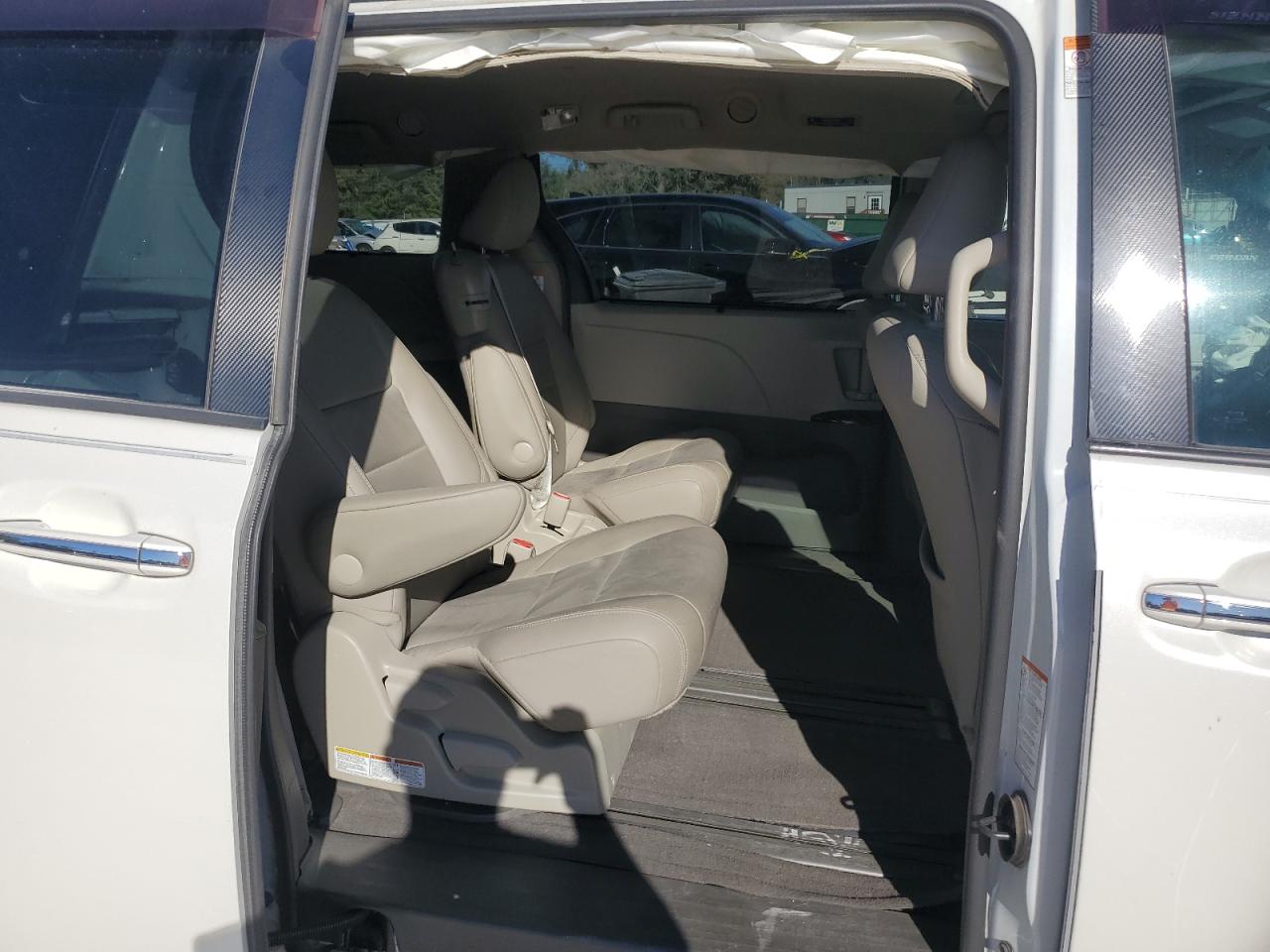 2017 Toyota Sienna - Image 12