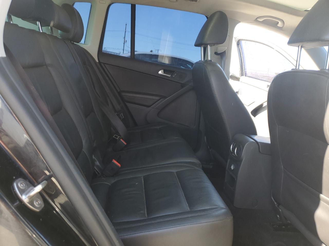 2017 Volkswagen Tiguan Sport VIN: WVGUV7AX8HK010858 Lot: 49477455