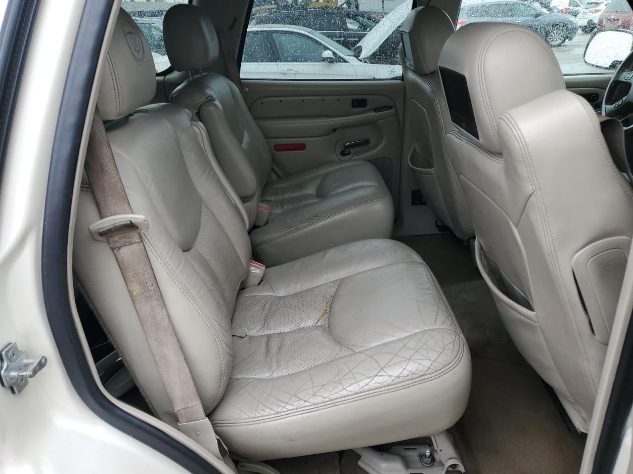 2004 Cadillac Escalade - Image 11