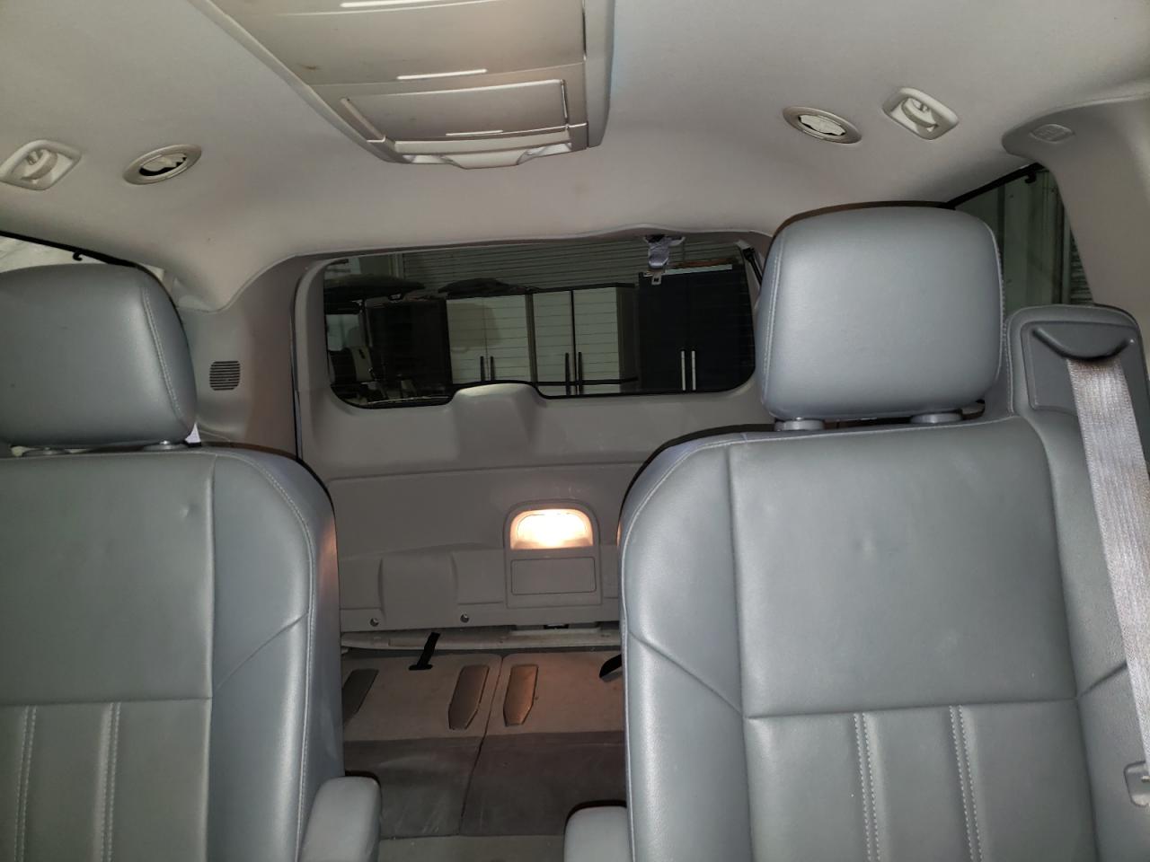 2008 Chrysler Town & Country - Image 10