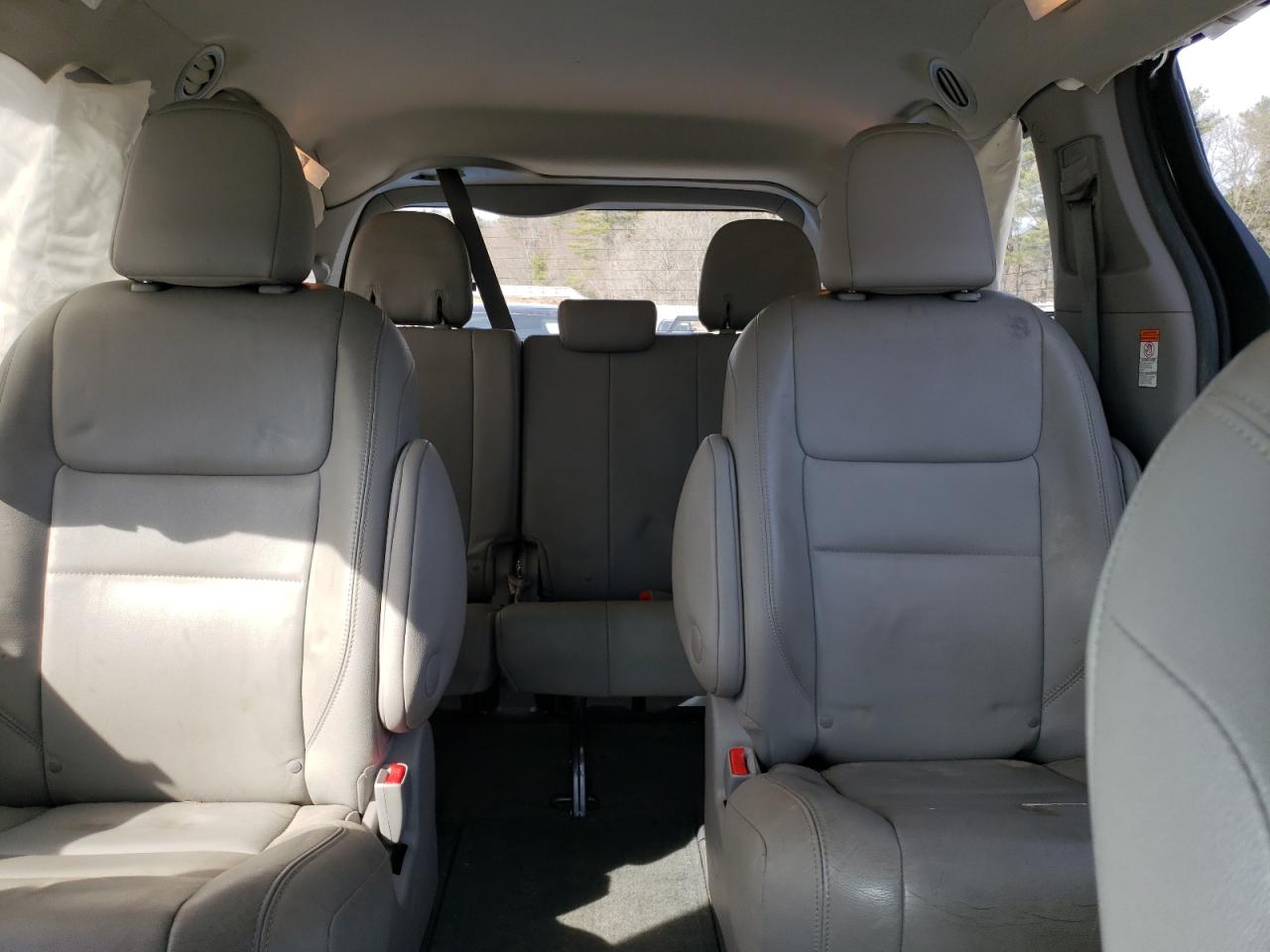 2017 Toyota Sienna - Image 10