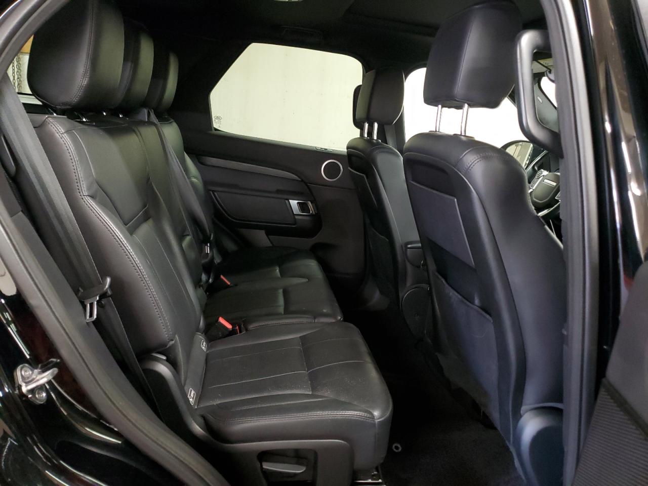 2017 Land Rover Discovery - Image 11