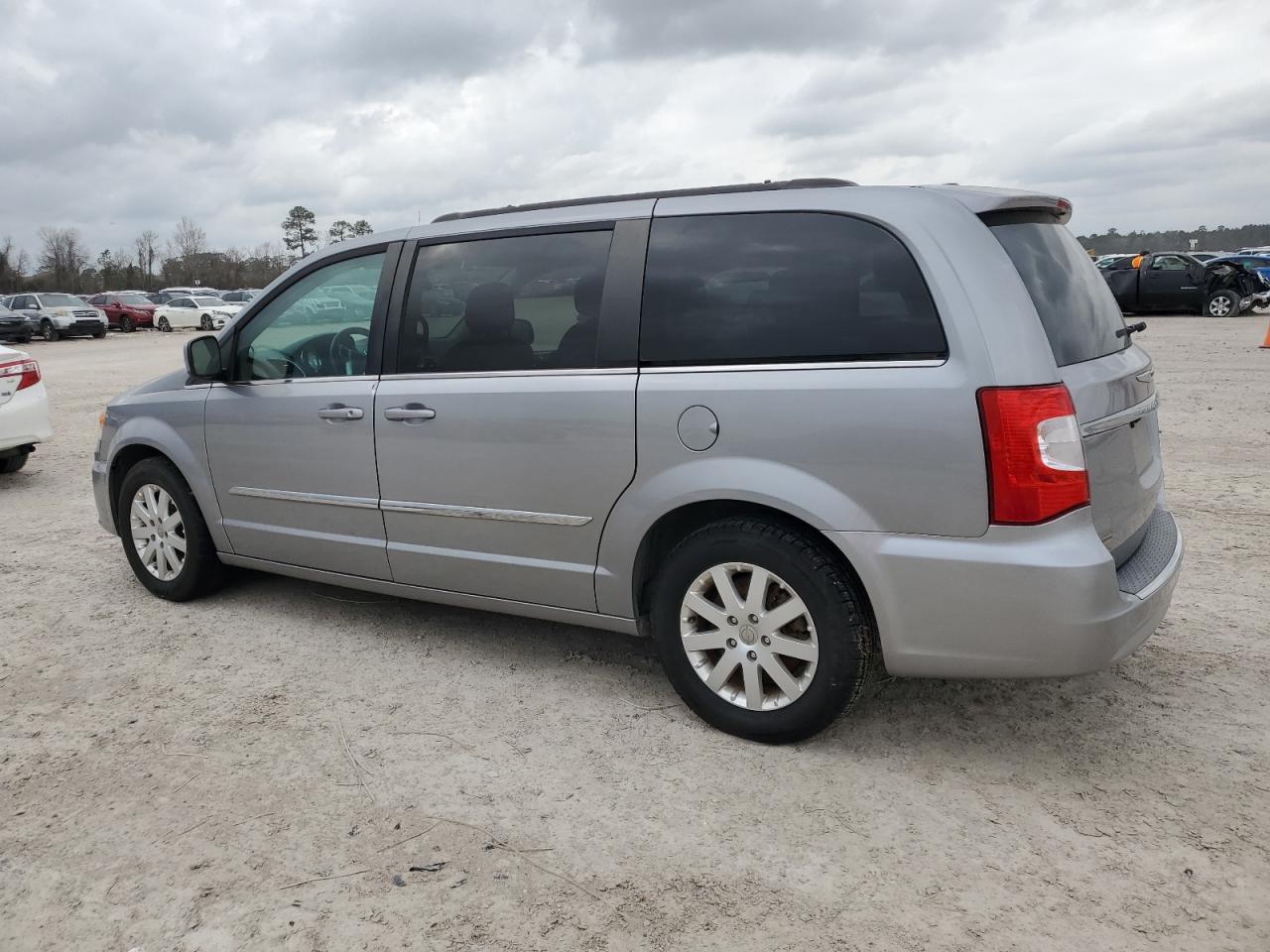 2016 Chrysler Town & Country - Image 2