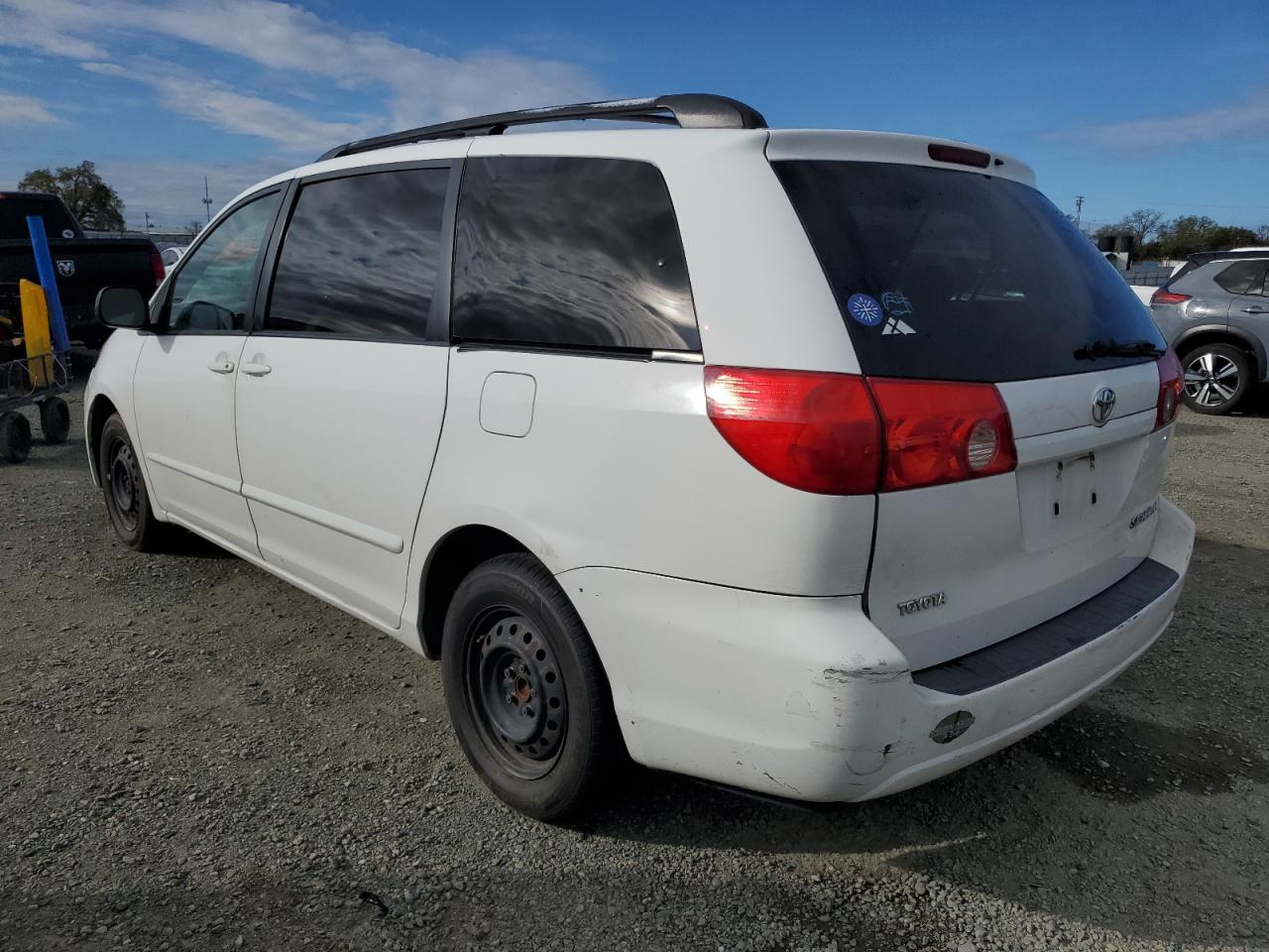 2009 Toyota Sienna - Image 2