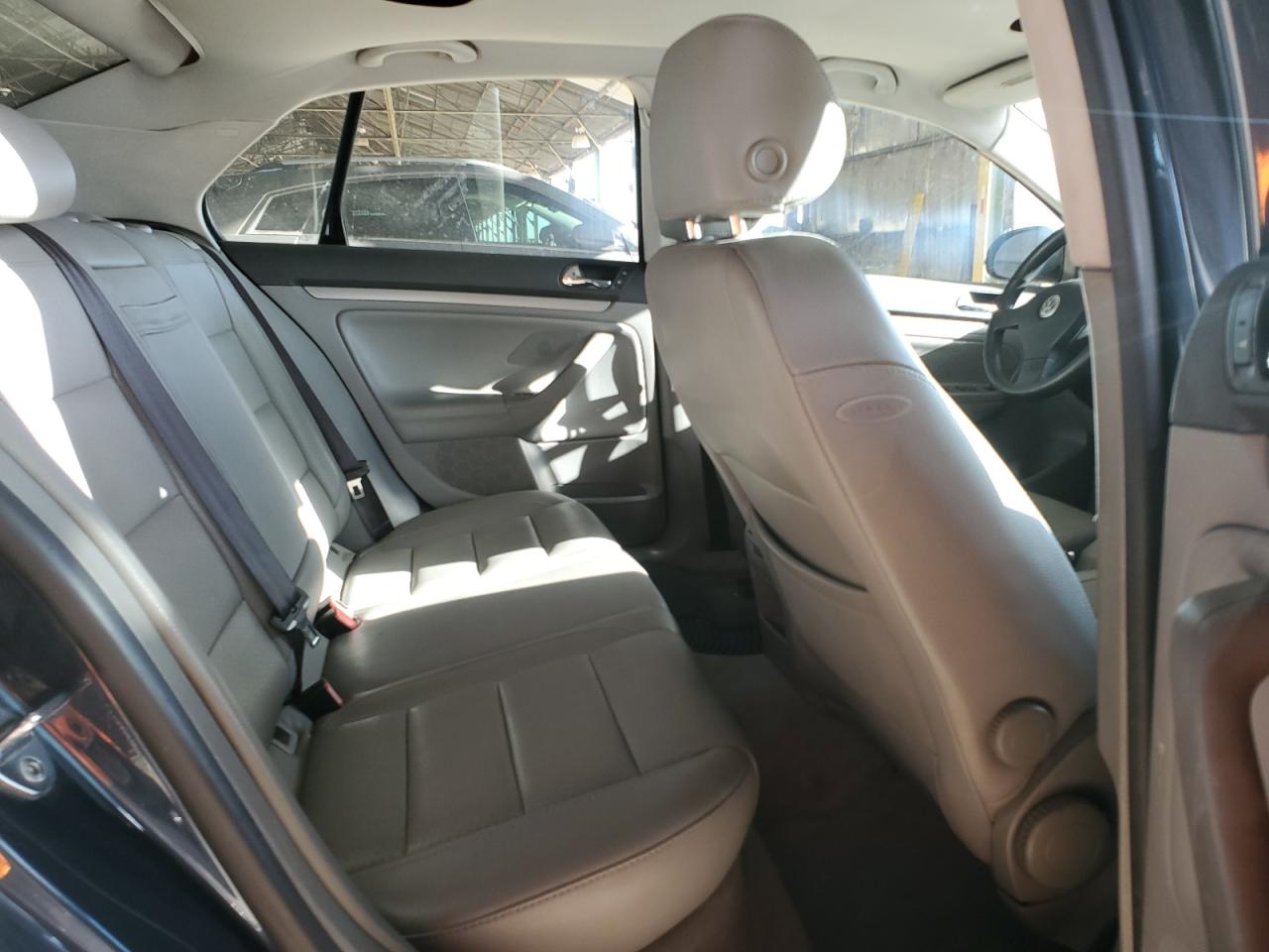 2005 Volkswagen Jetta - Image 10