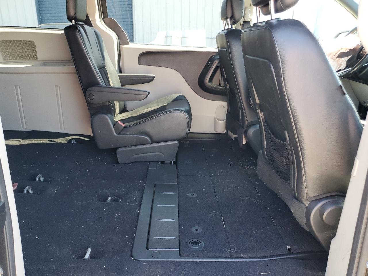 2019 Dodge Caravan - Image 11