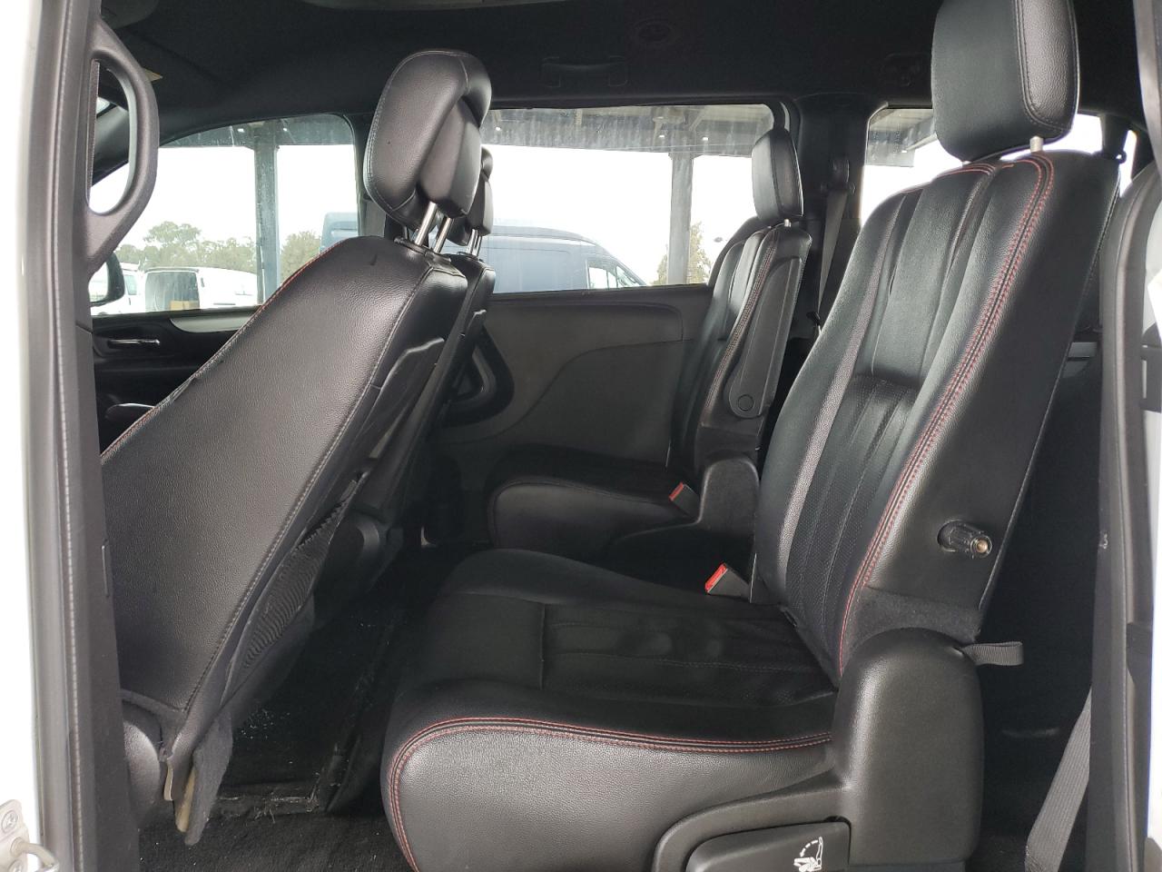 2018 Dodge Caravan - Image 11