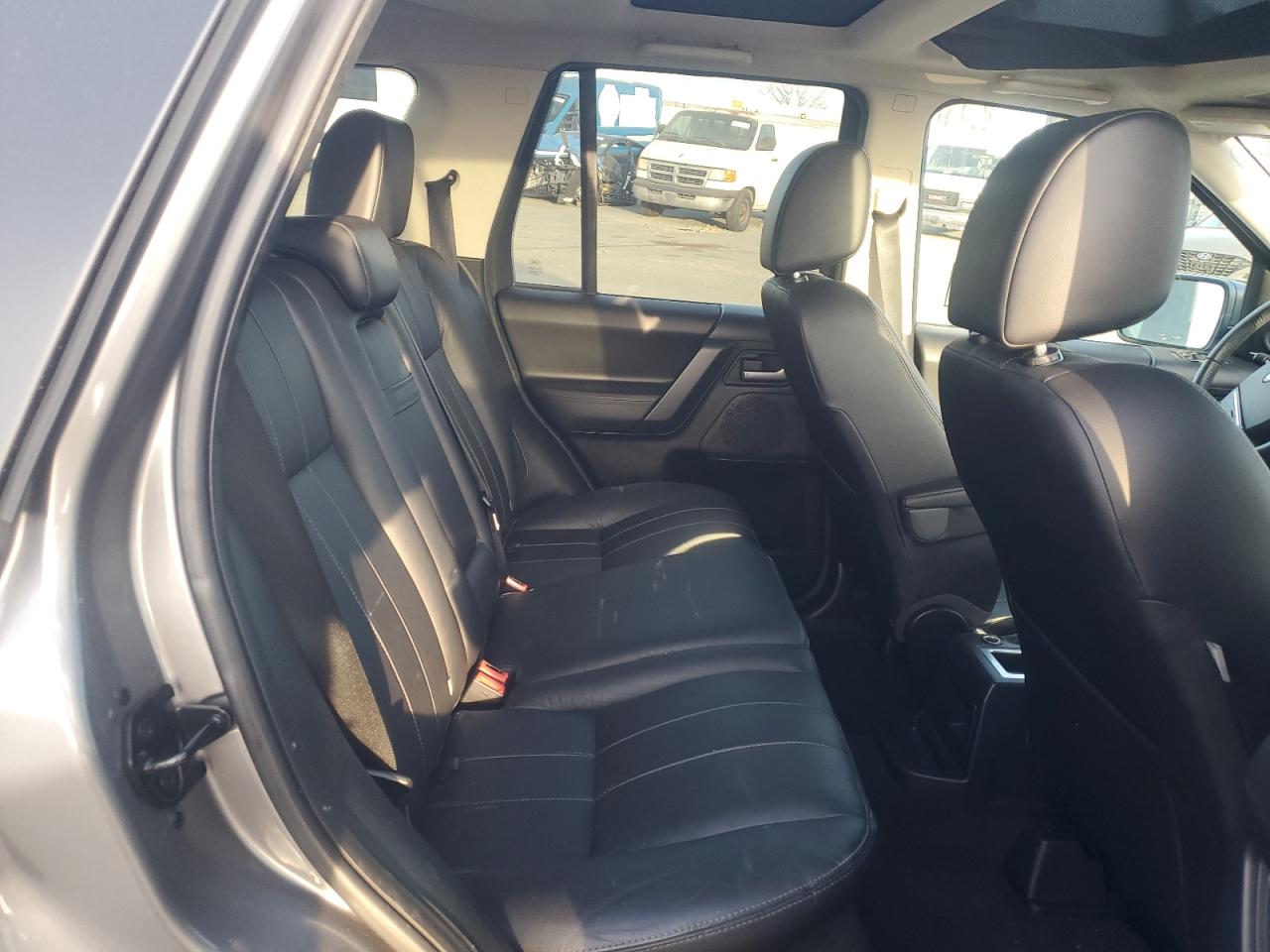 2011 Land Rover LR2 - Image 12