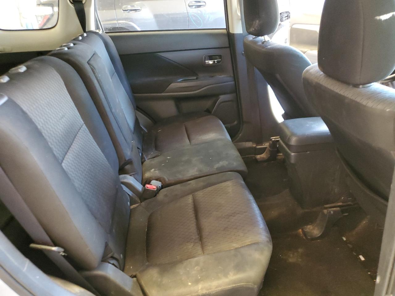 2014 Mitsubishi Outlander - Image 11