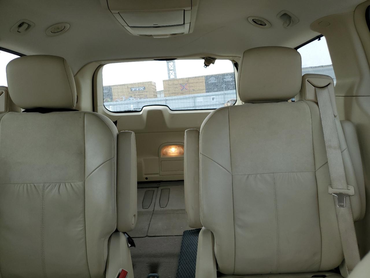 2008 Chrysler Town & Country - Image 10