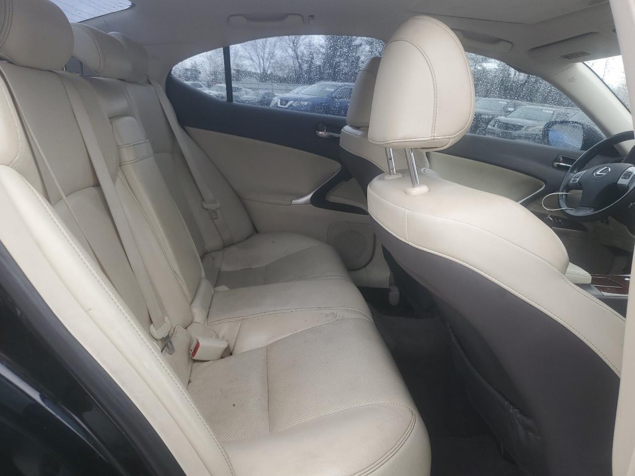2011 Lexus IS - Image 10
