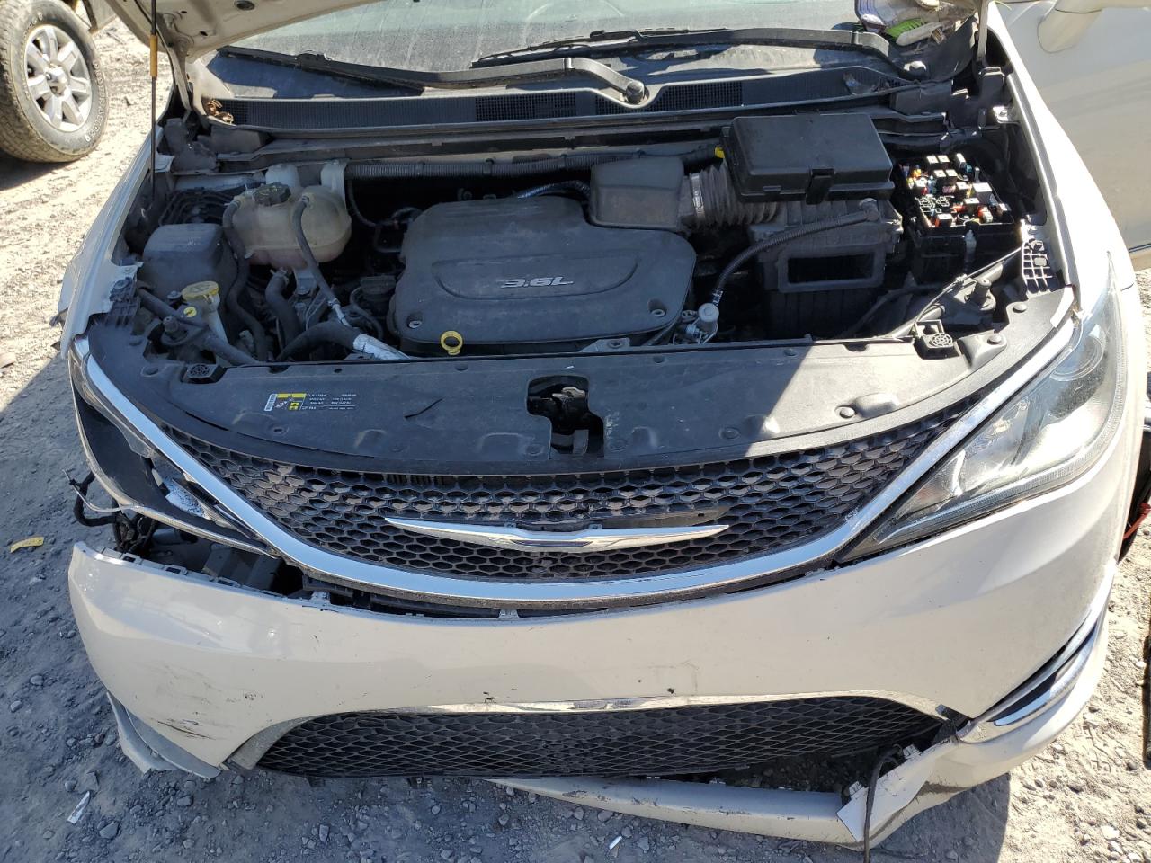 2017 Chrysler Pacifica - Image 12