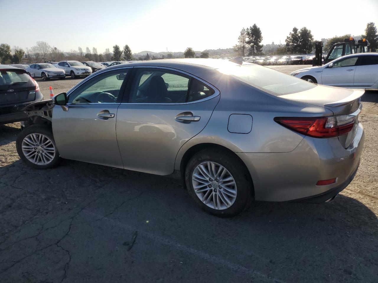 2016 Lexus ES - Image 2