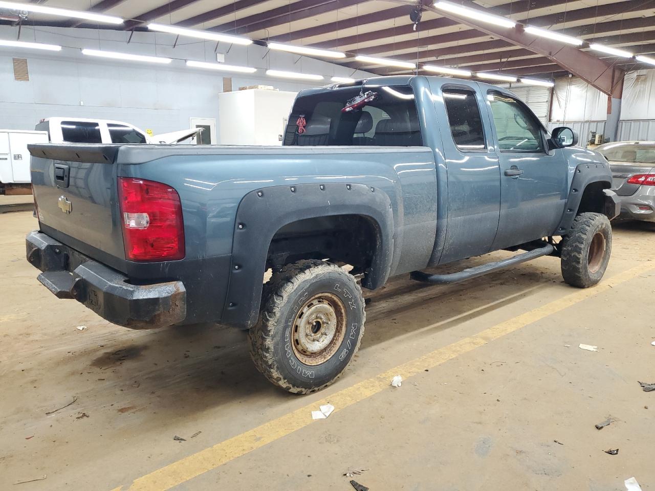 2009 Chevrolet Silverado - Image 3