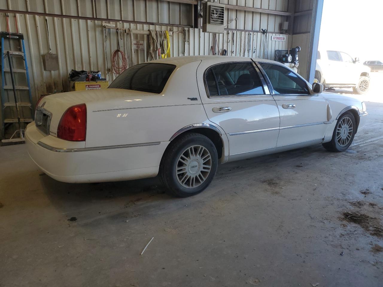 2009 Lincoln Town Car - Image 3
