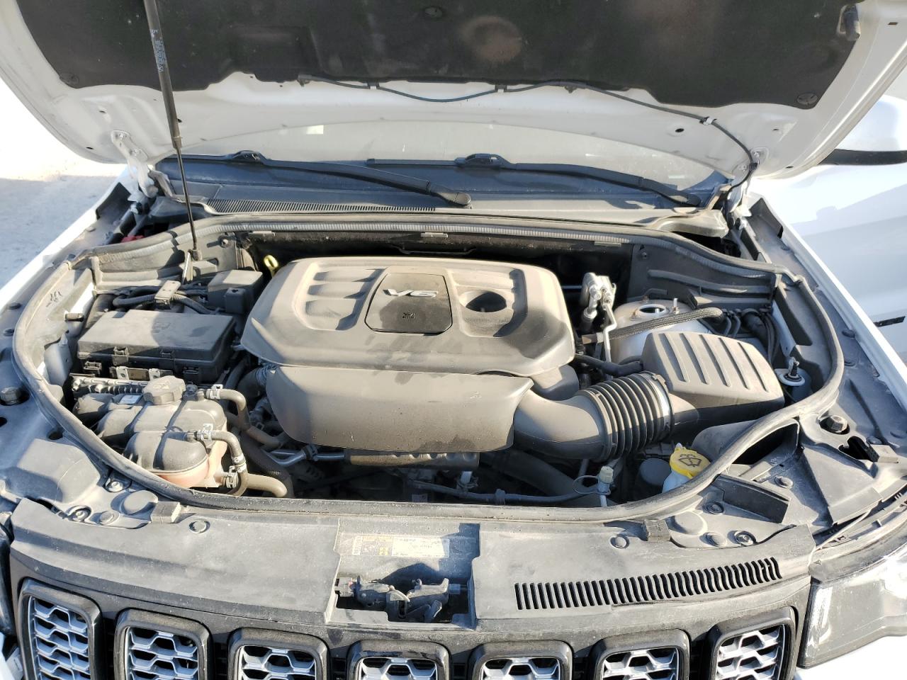 2017 Jeep Grand Cherokee - Image 12