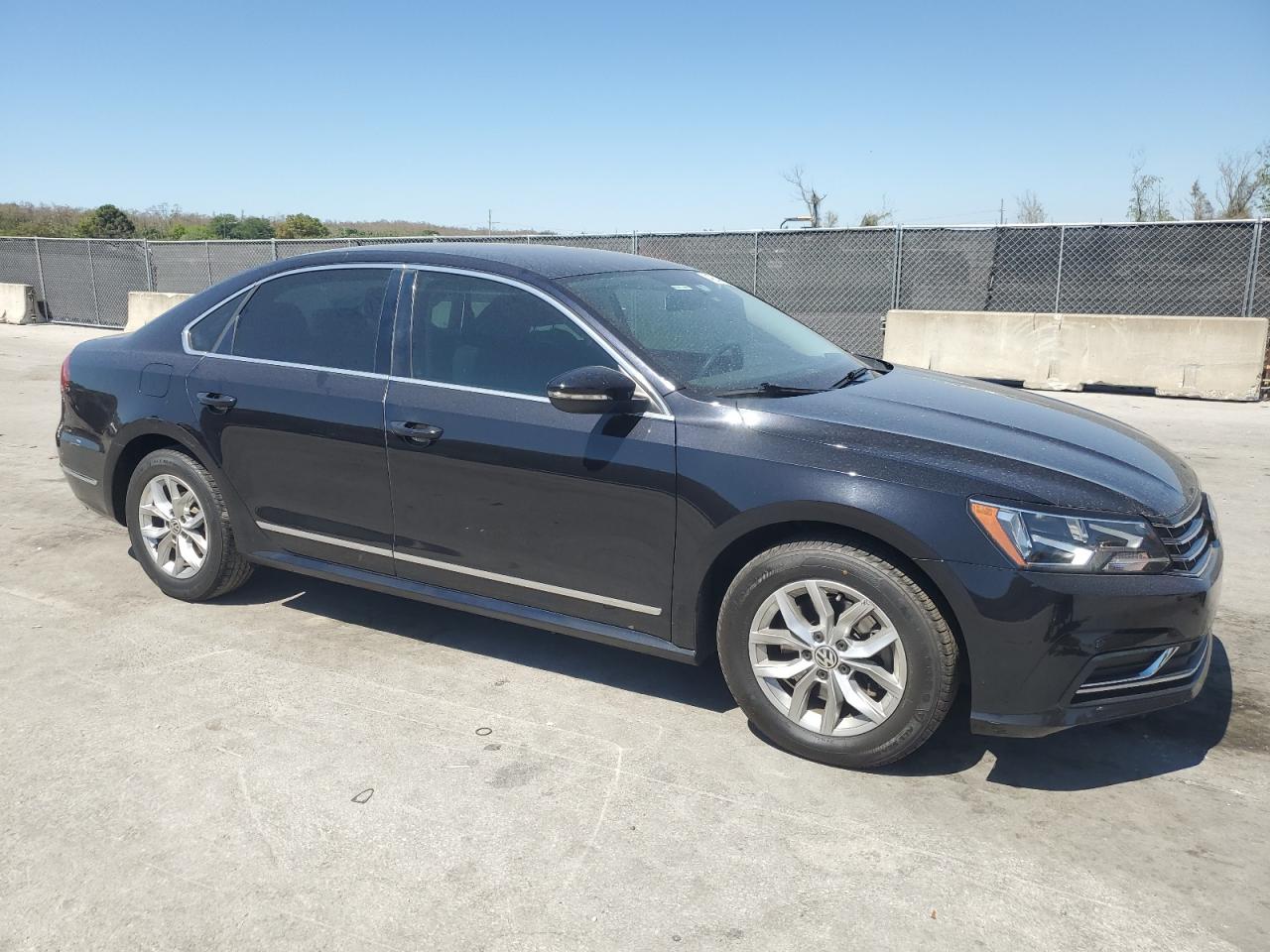 2017 Volkswagen Passat - Image 4