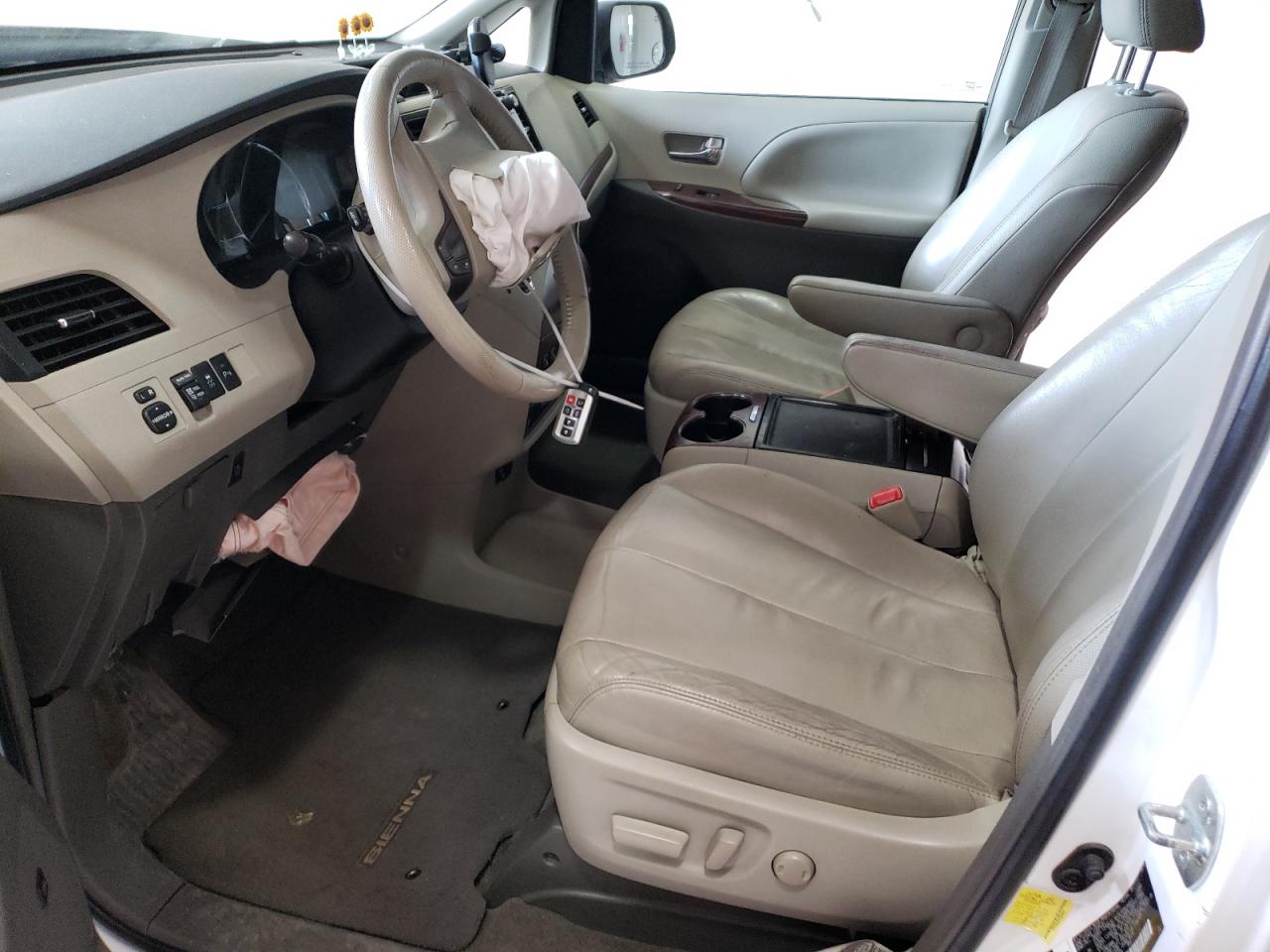 2012 Toyota Sienna - Image 7