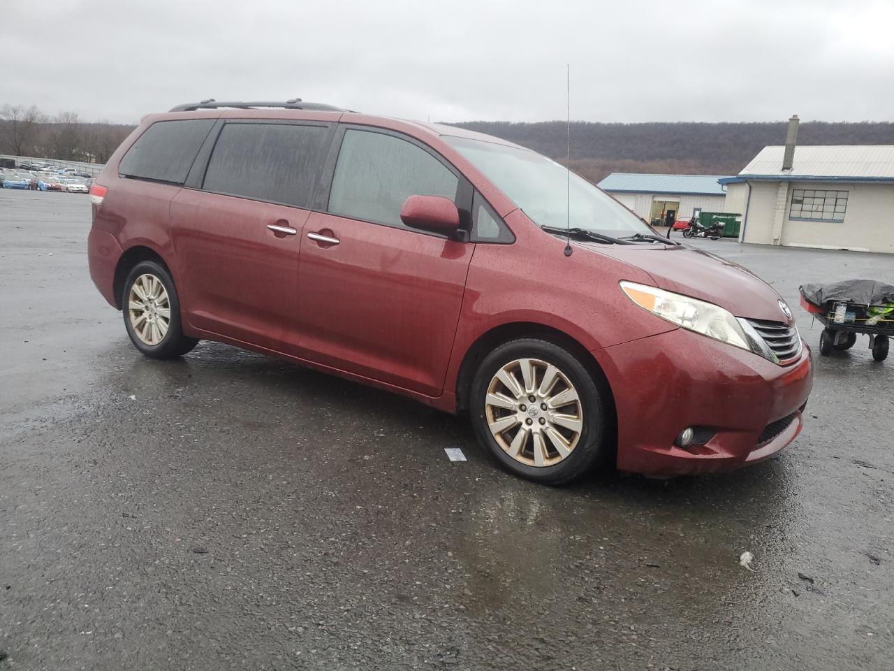 2013 Toyota Sienna - Image 4