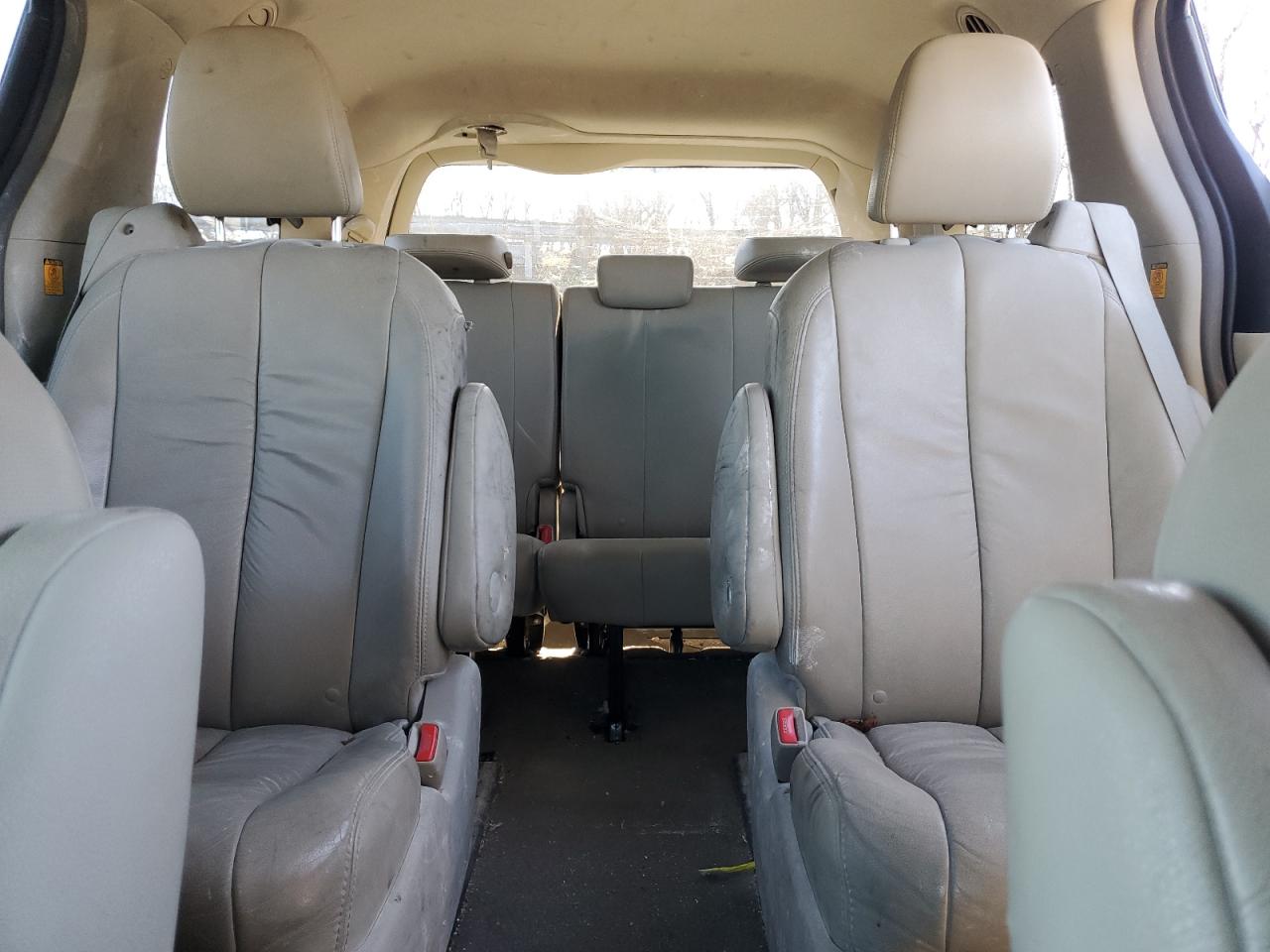 2012 Toyota Sienna - Image 10