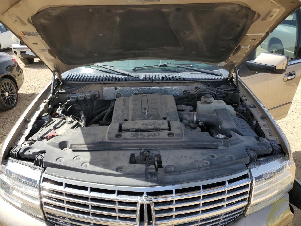 2014 Lincoln Navigator - Image 12