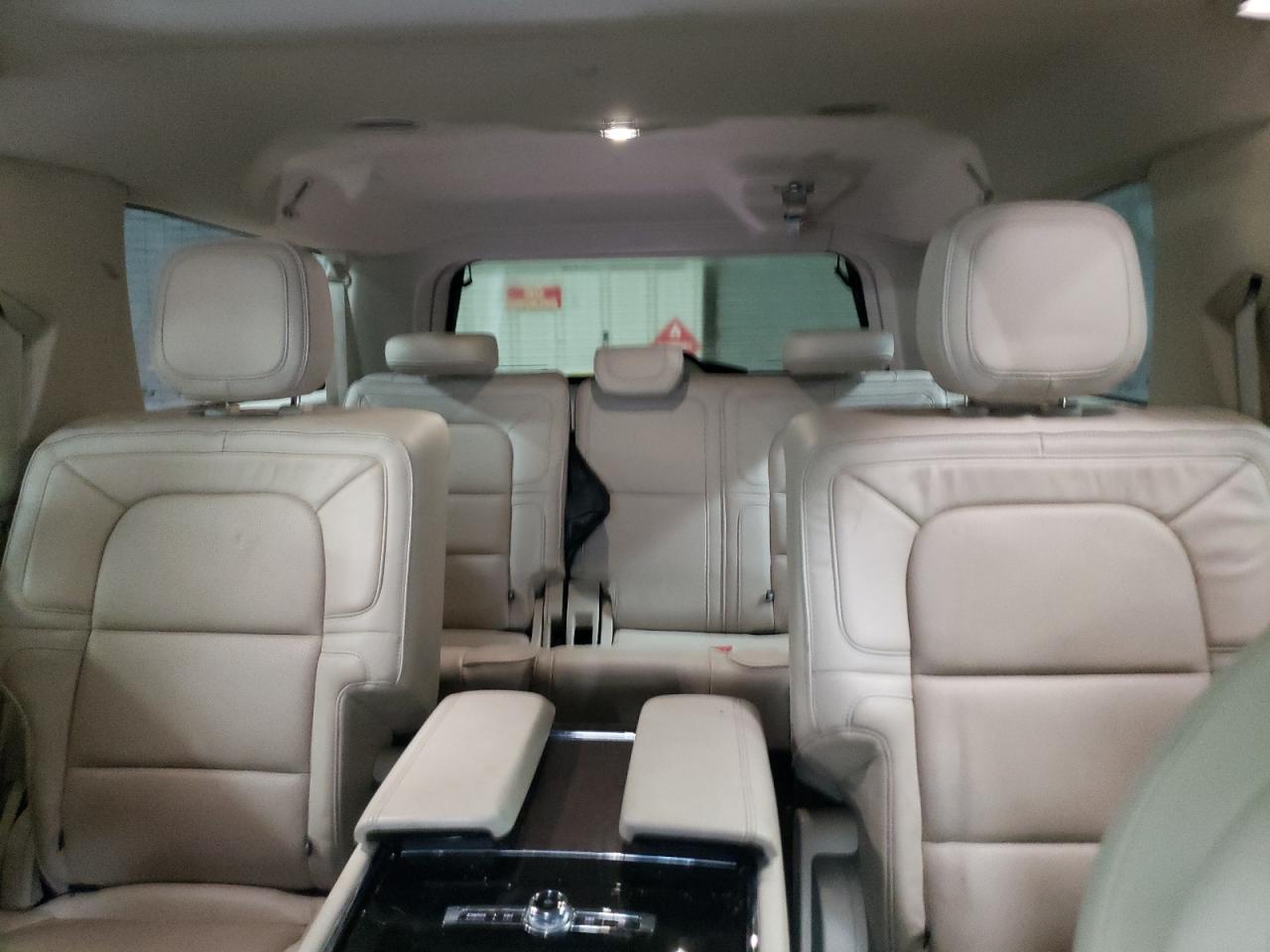 2018 Lincoln Navigator - Image 10