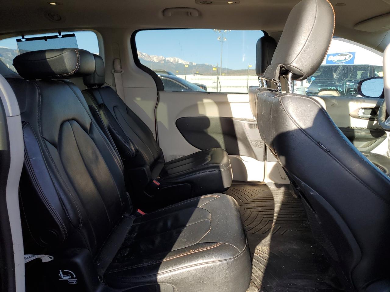 2017 Chrysler Pacifica - Image 11