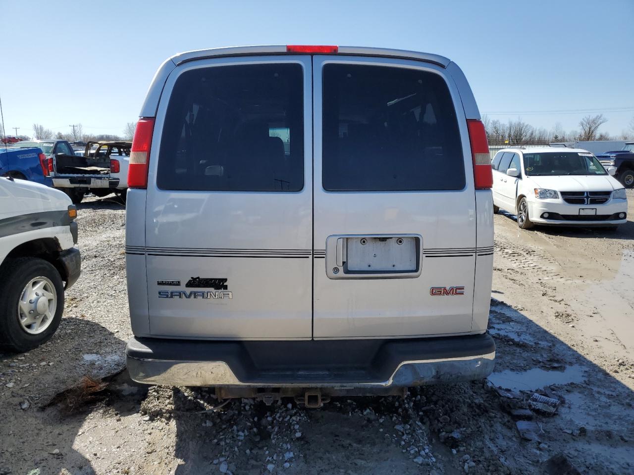 2011 GMC Savana - Image 6