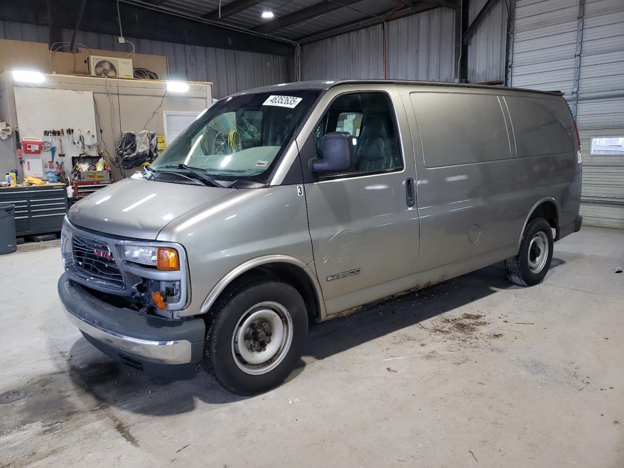 2001 GMC Savana - Image 1