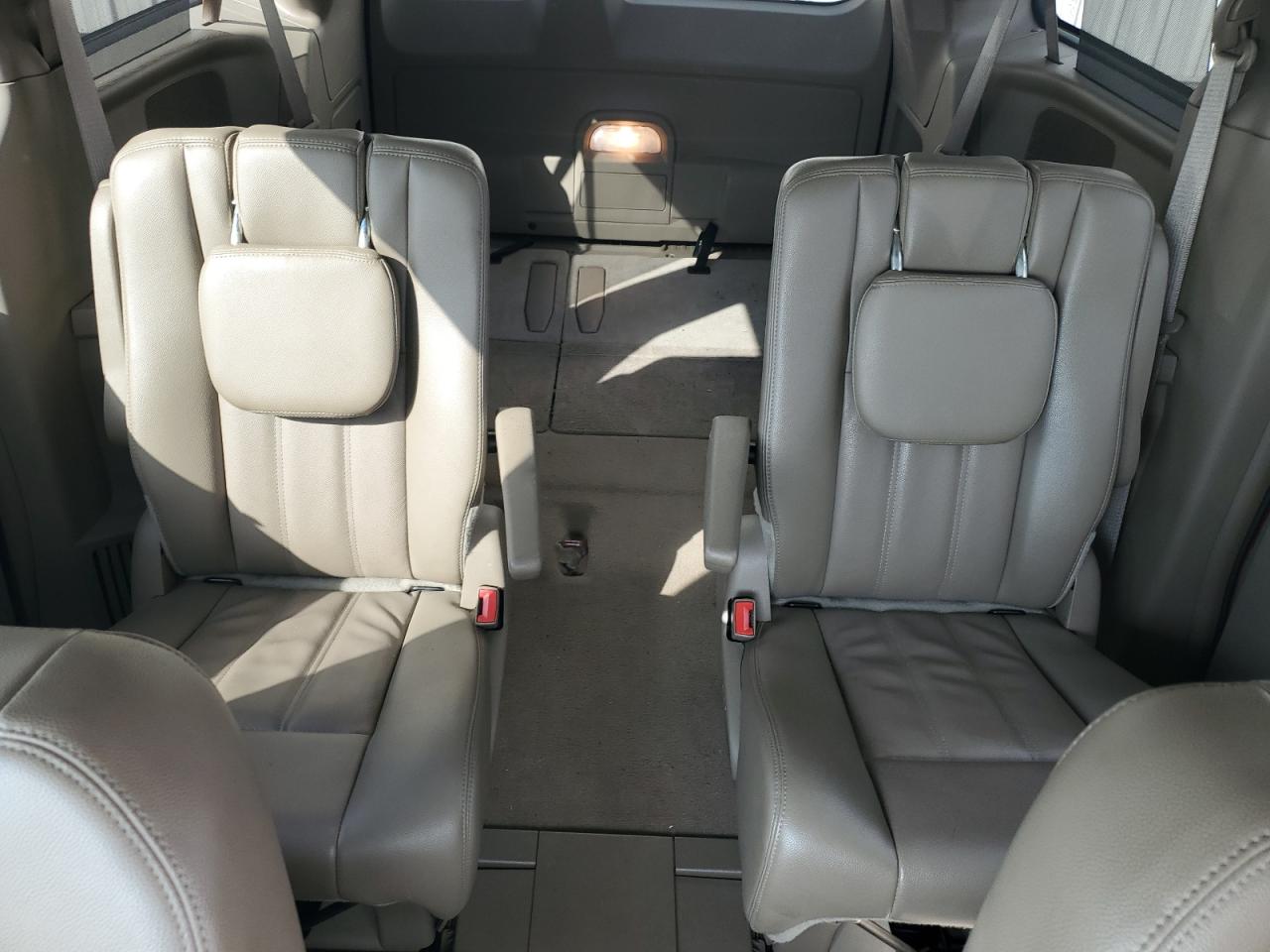 2014 Chrysler Town & Country - Image 10