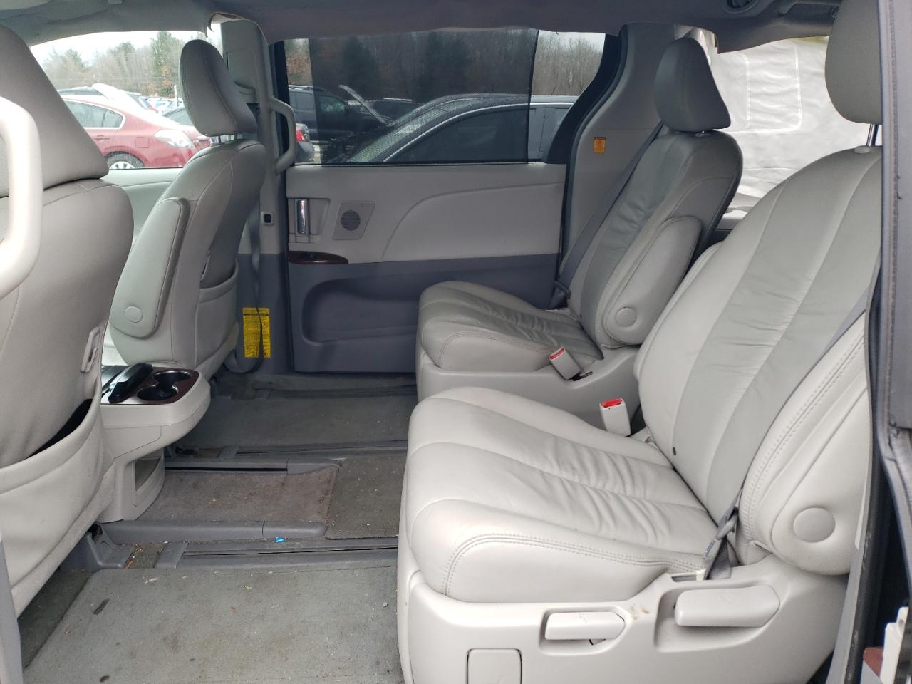 2011 Toyota Sienna - Image 11