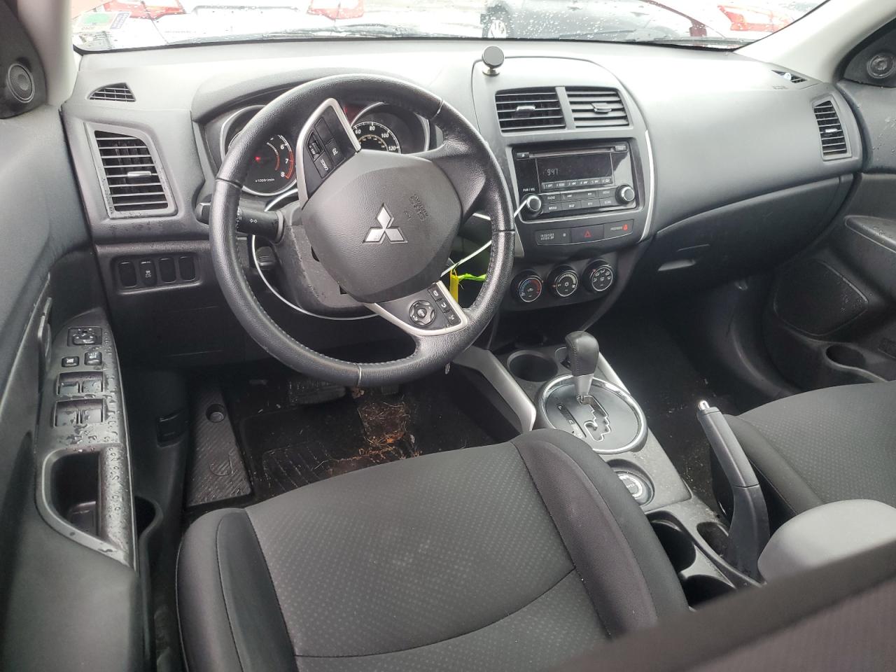 2014 Mitsubishi Outlander - Image 8