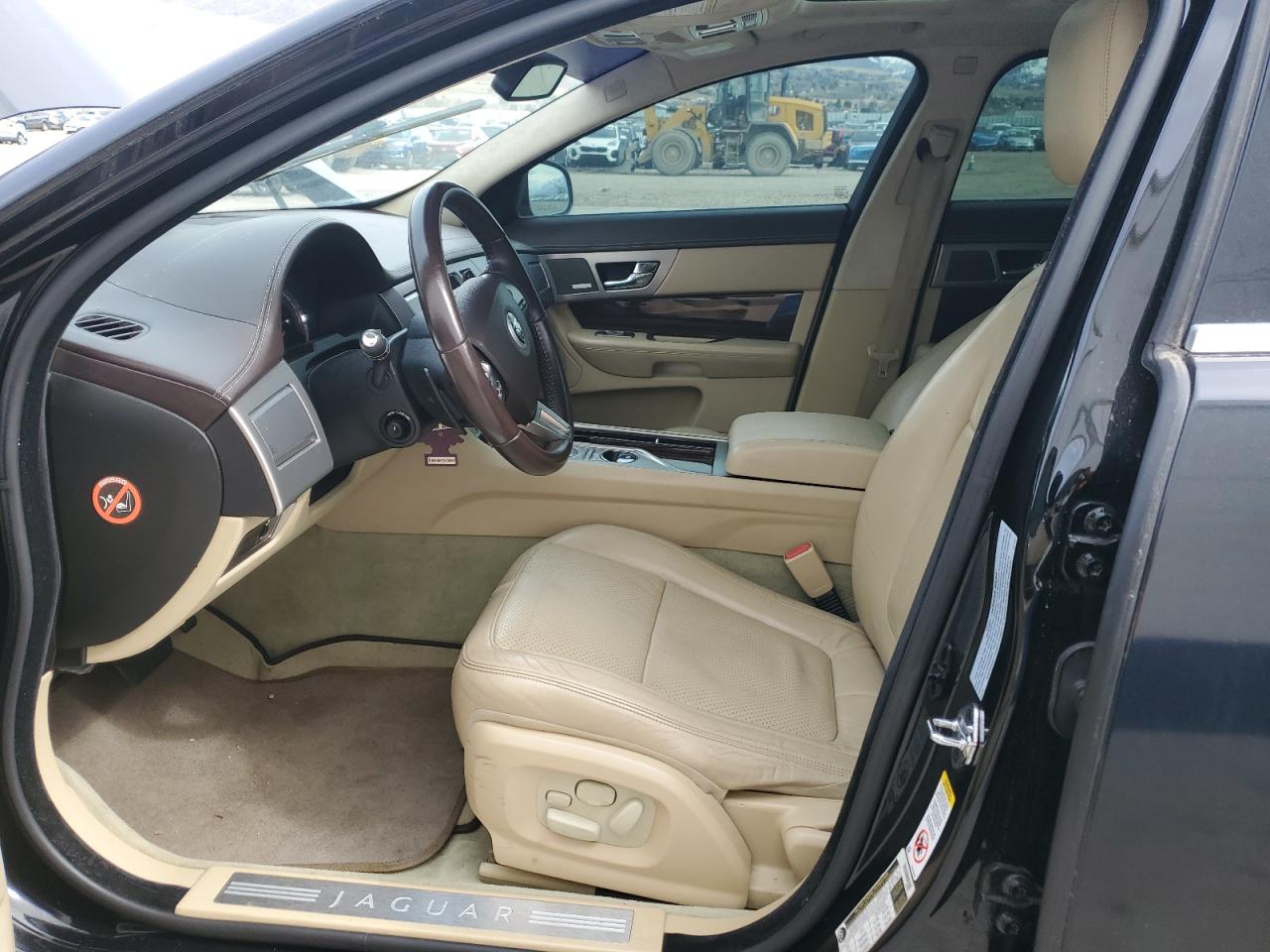 2010 Jaguar XF - Image 7