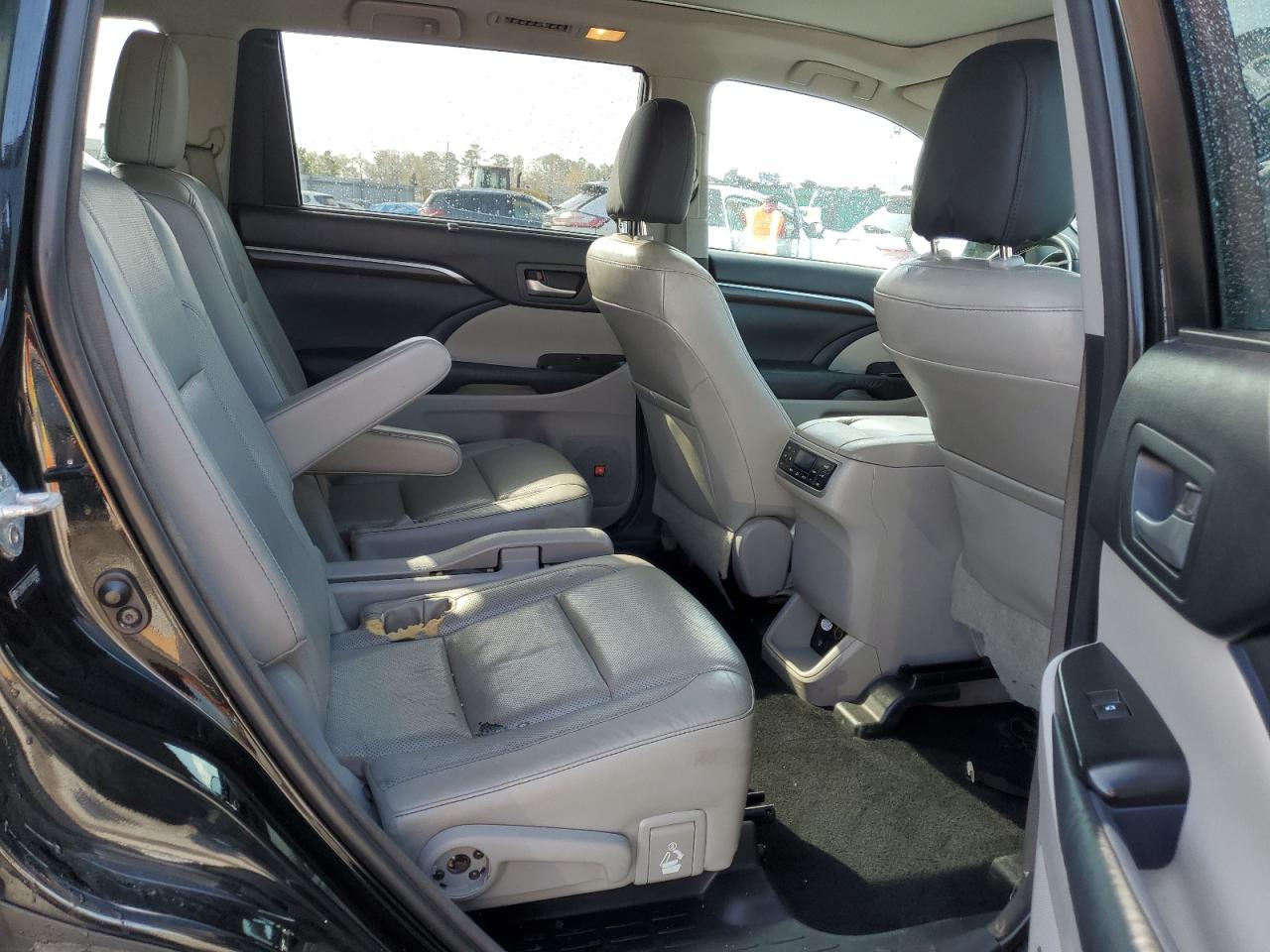 2014 Toyota Highlander - Image 11