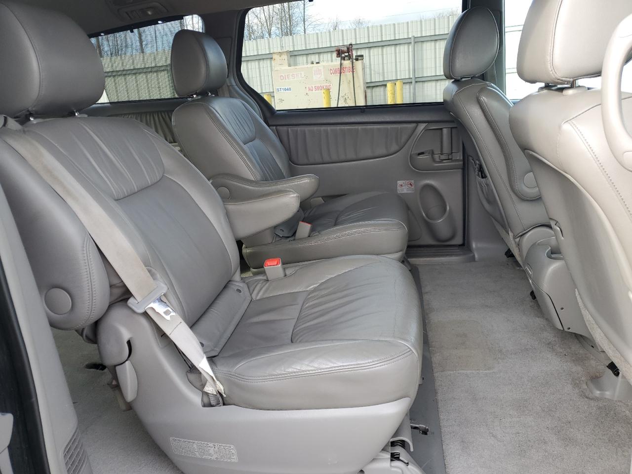 2010 Toyota Sienna - Image 11