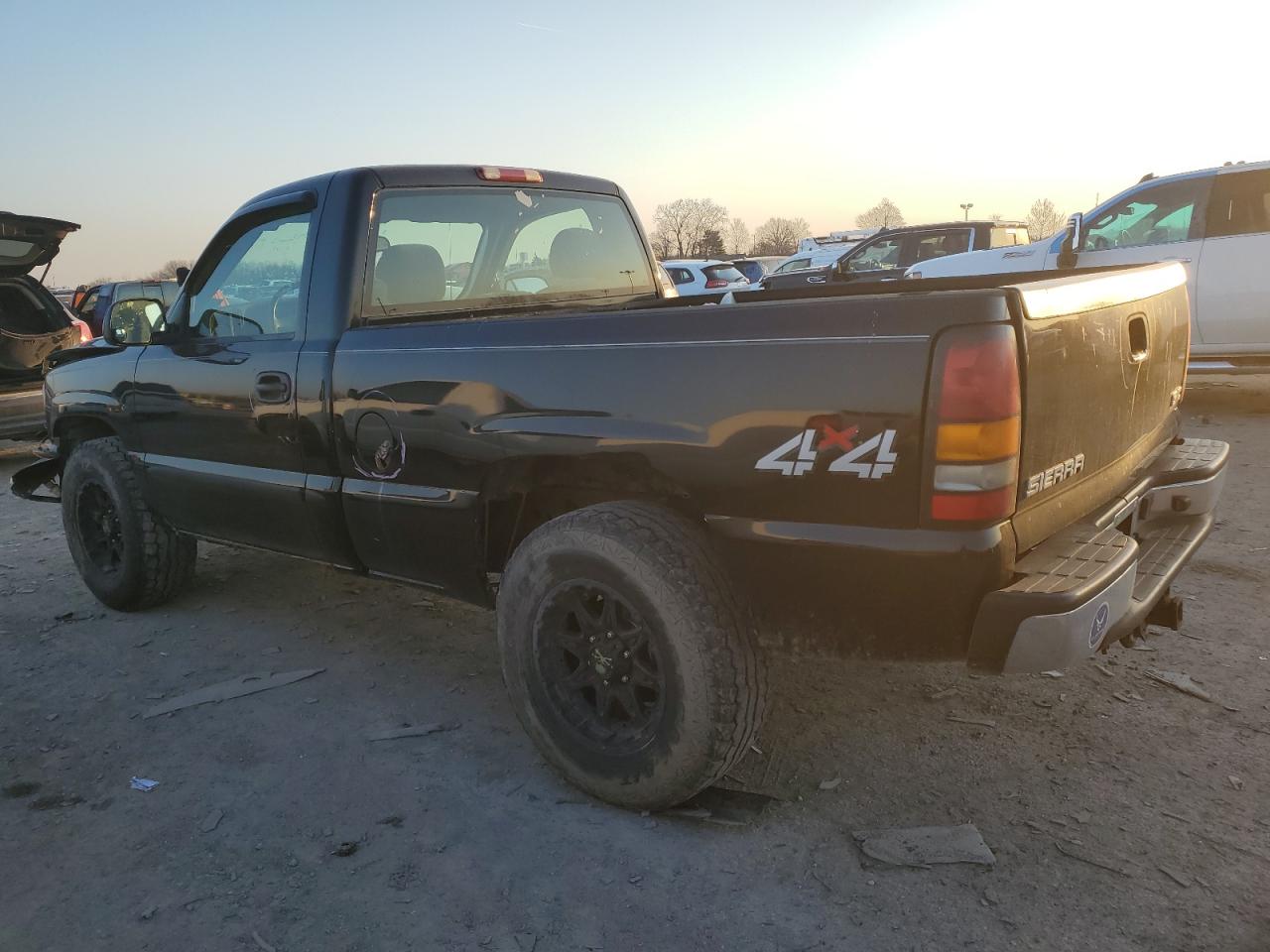 2004 GMC Sierra - Image 2
