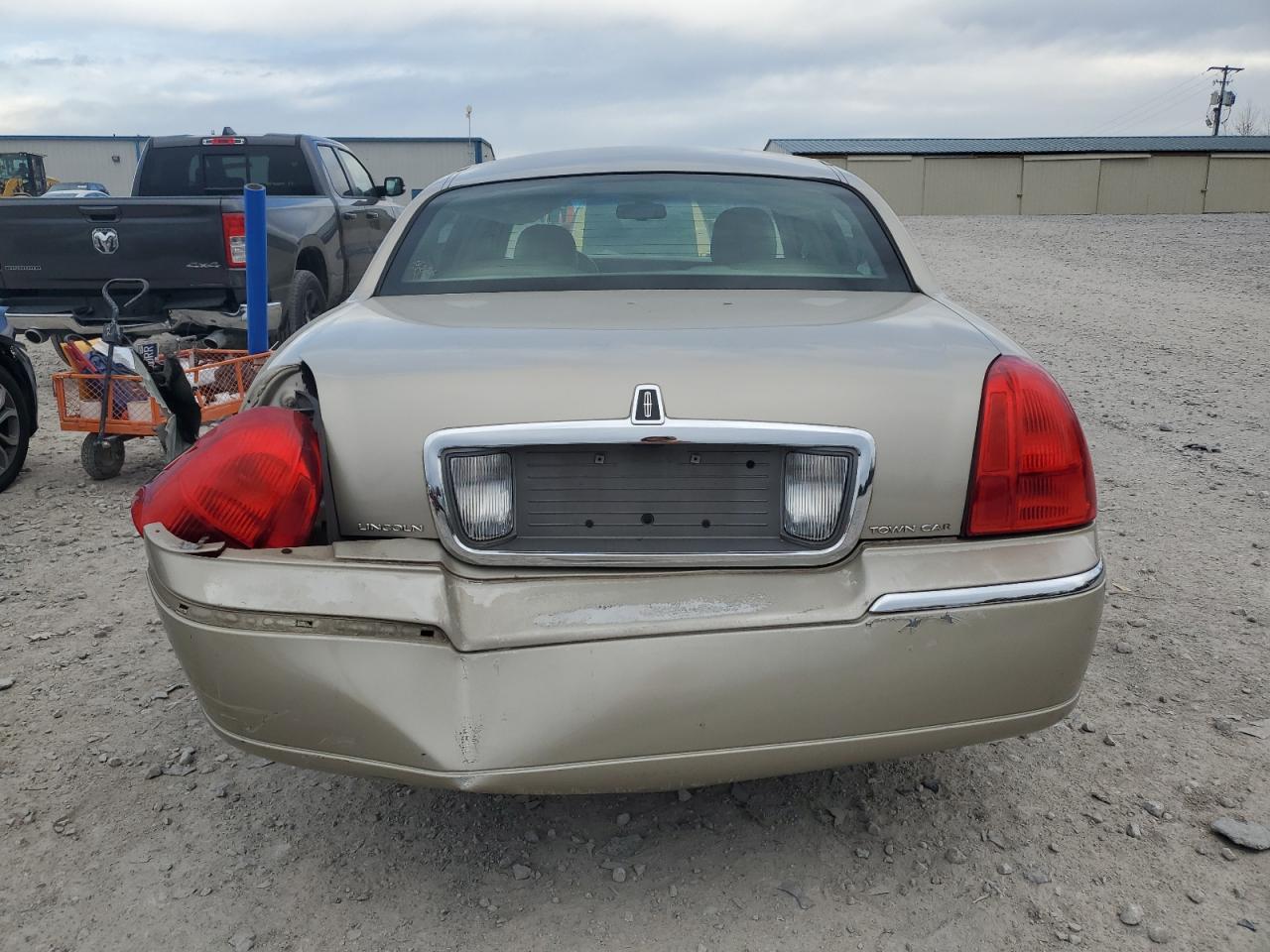 2010 Lincoln Town Car - Image 6