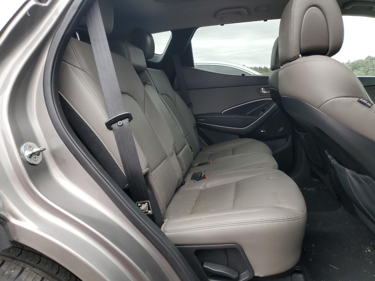 2017 Hyundai Santa Fe - Image 11