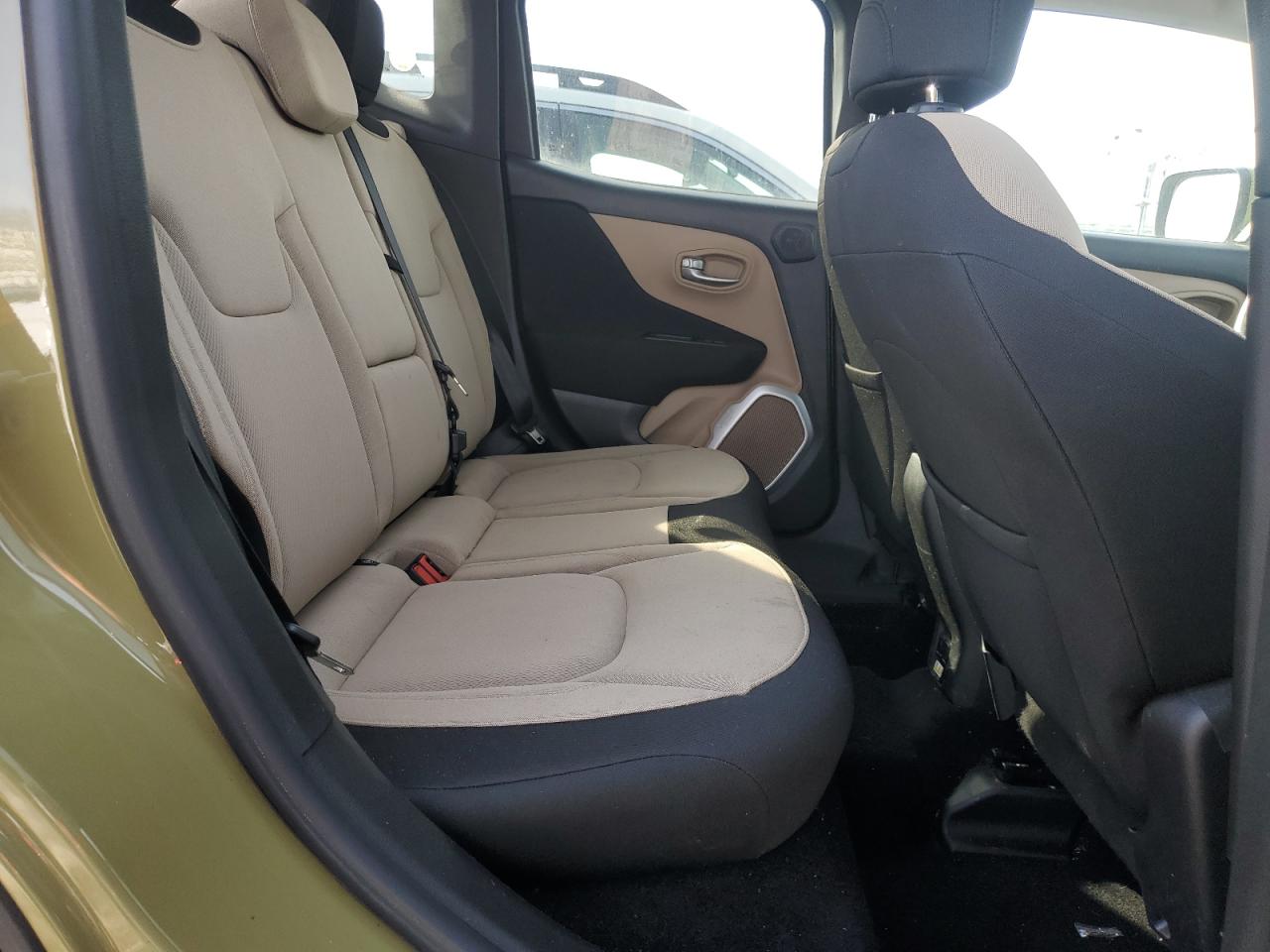 2015 Jeep Renegade - Image 11