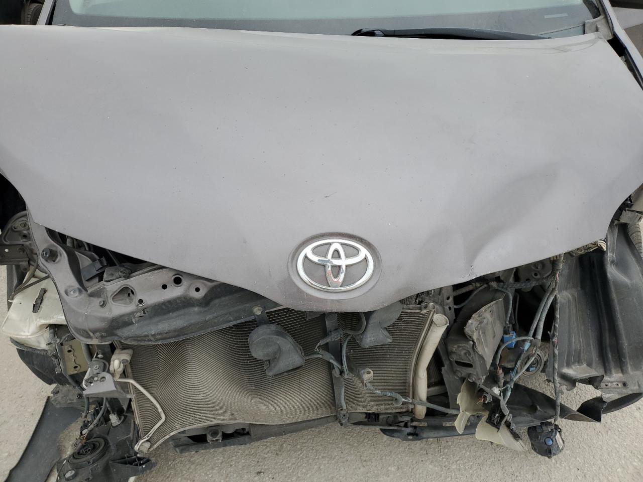 2012 Toyota Sienna - Image 13