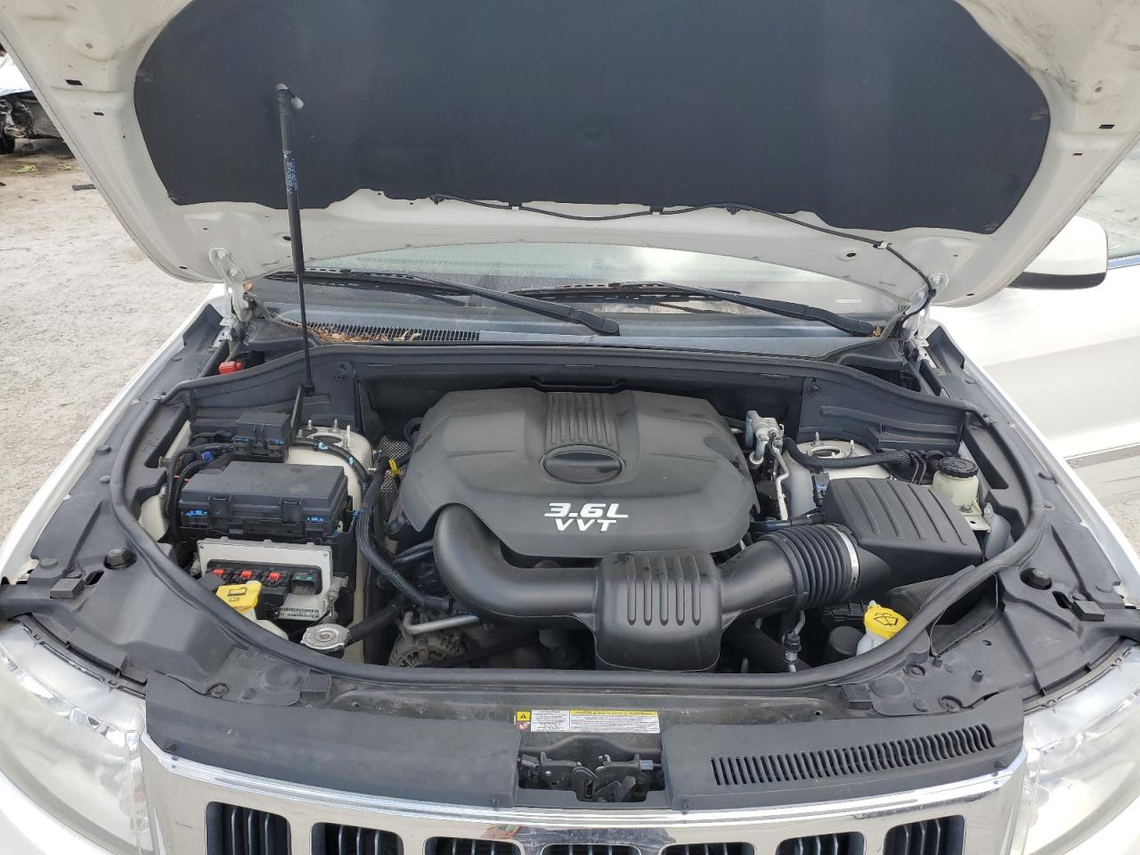 2012 Jeep Grand Cherokee - Image 12