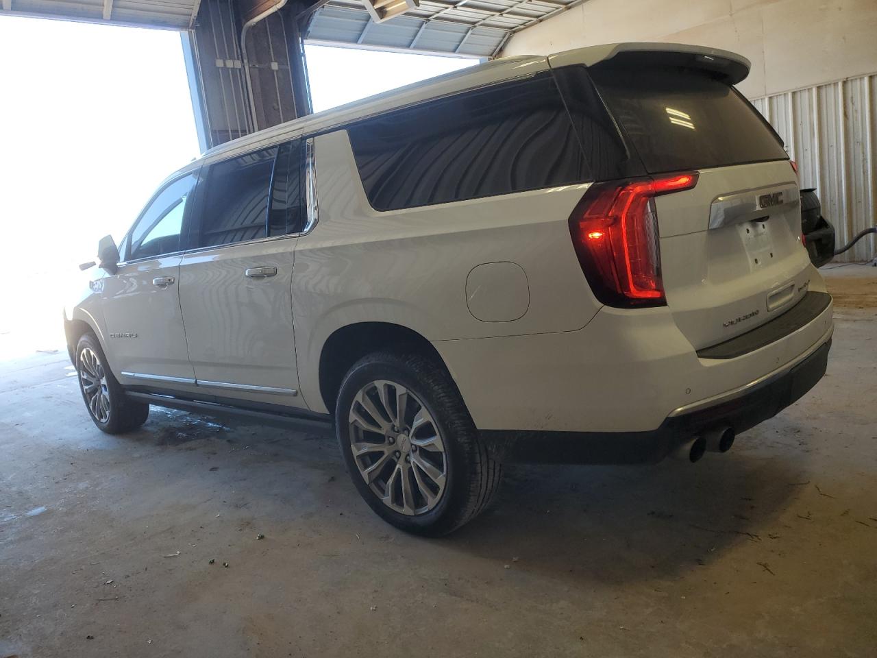 2022 GMC Yukon - Image 2