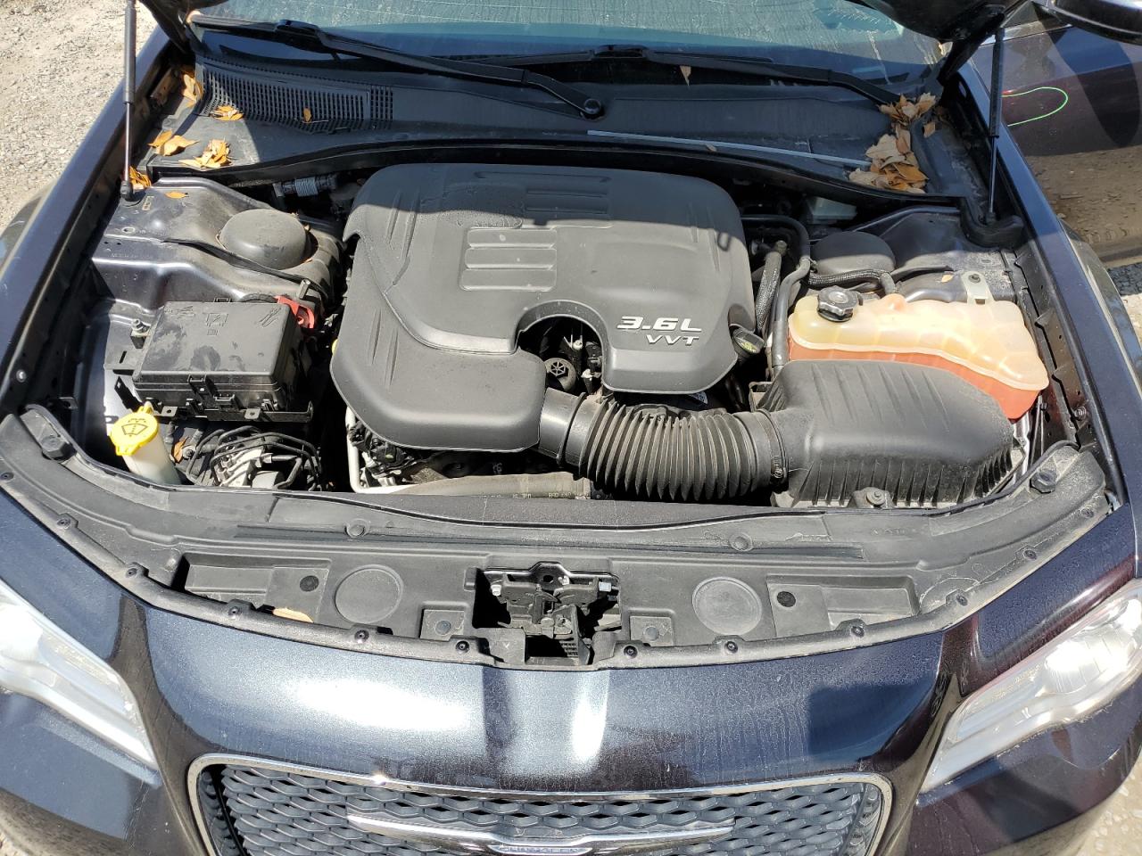 2016 Chrysler 300 - Image 11