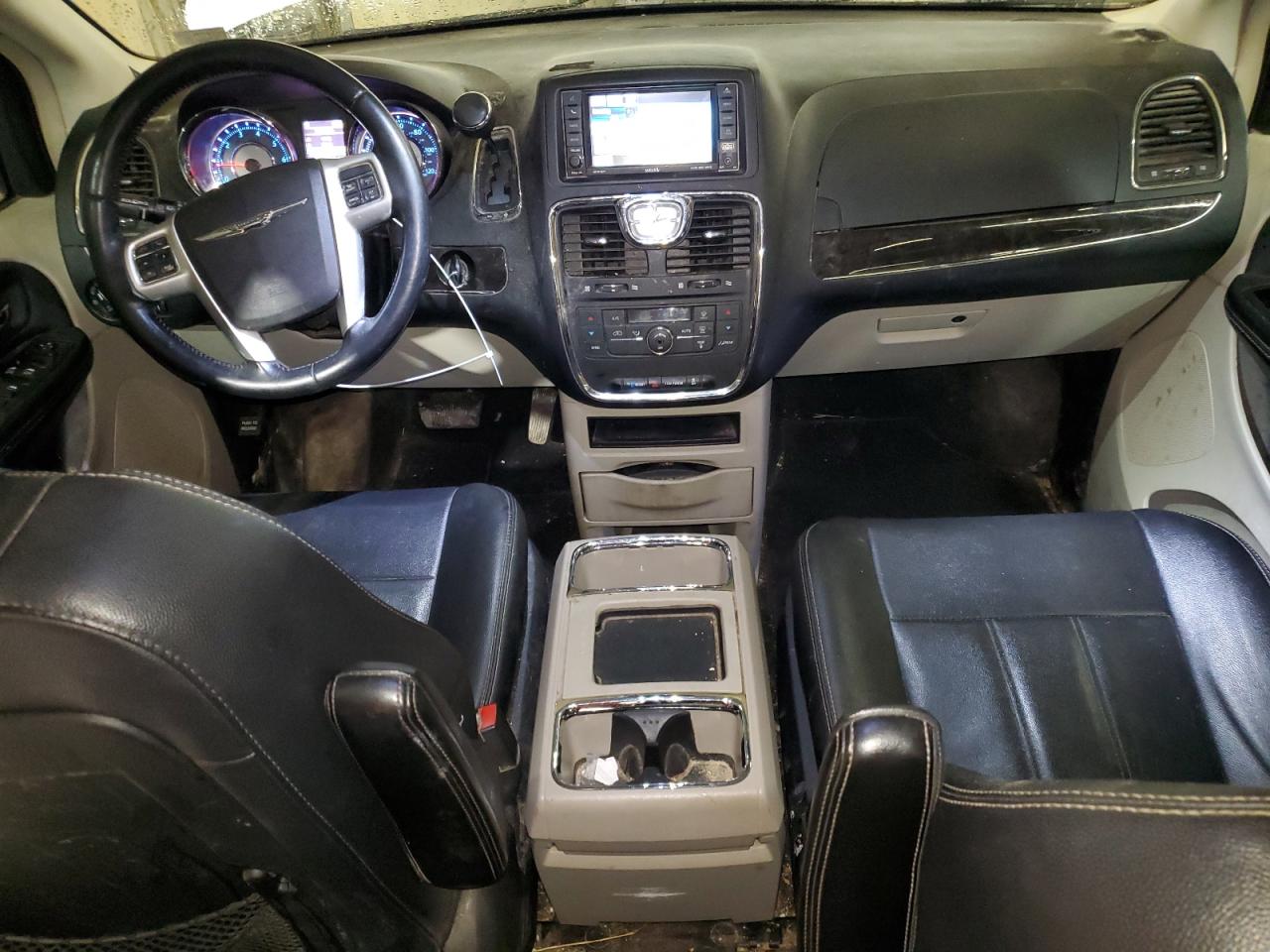 2016 Chrysler Town & Country - Image 8