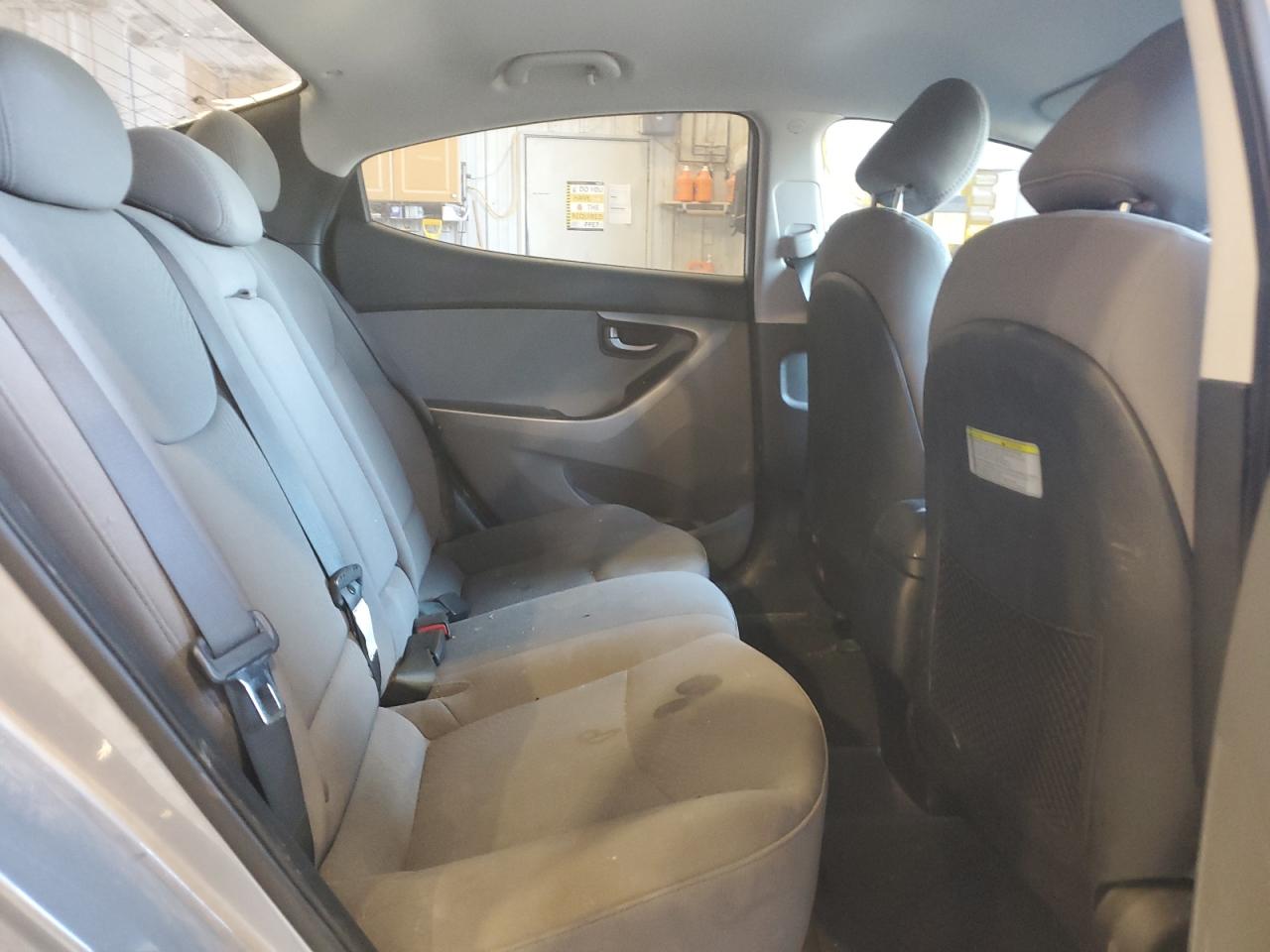 2016 Hyundai Elantra - Image 10