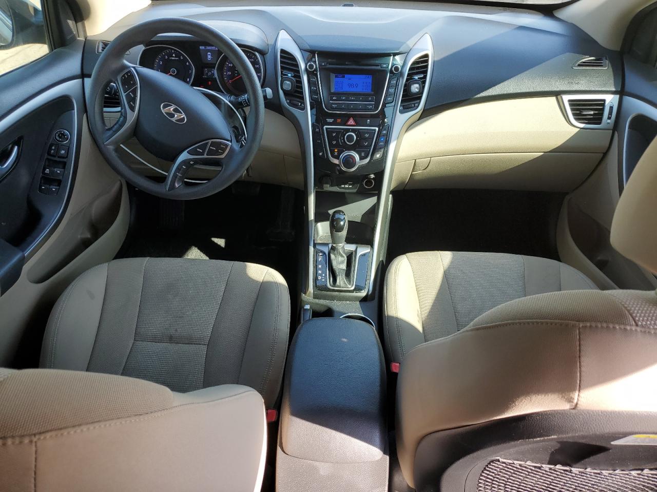2016 Hyundai Elantra - Image 8