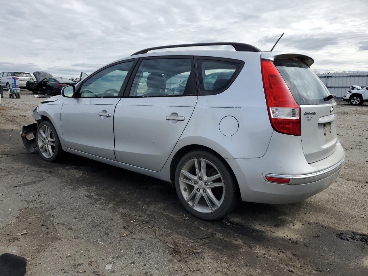 2010 Hyundai Elantra - Image 2